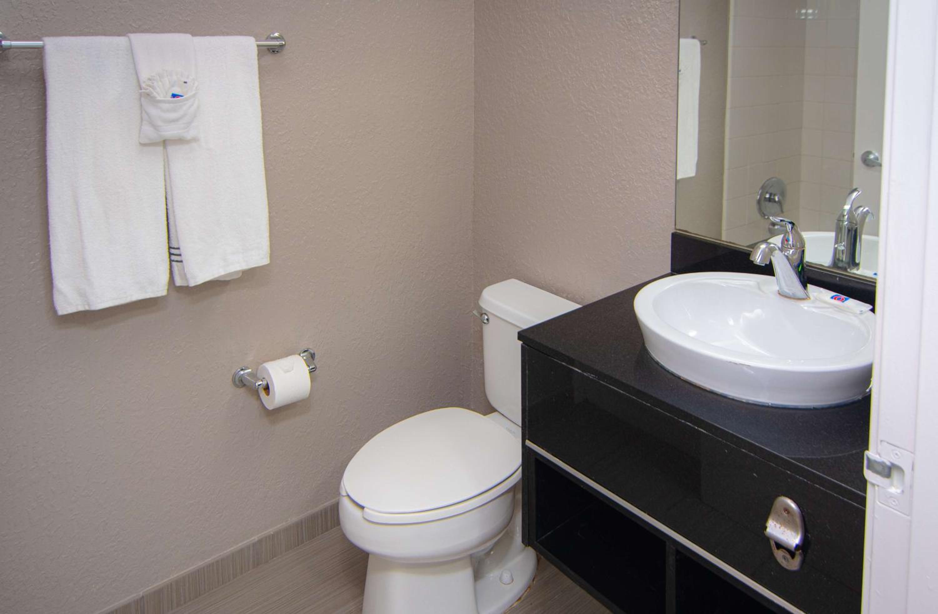 Queen Room - Non-Smoking - Photo 18