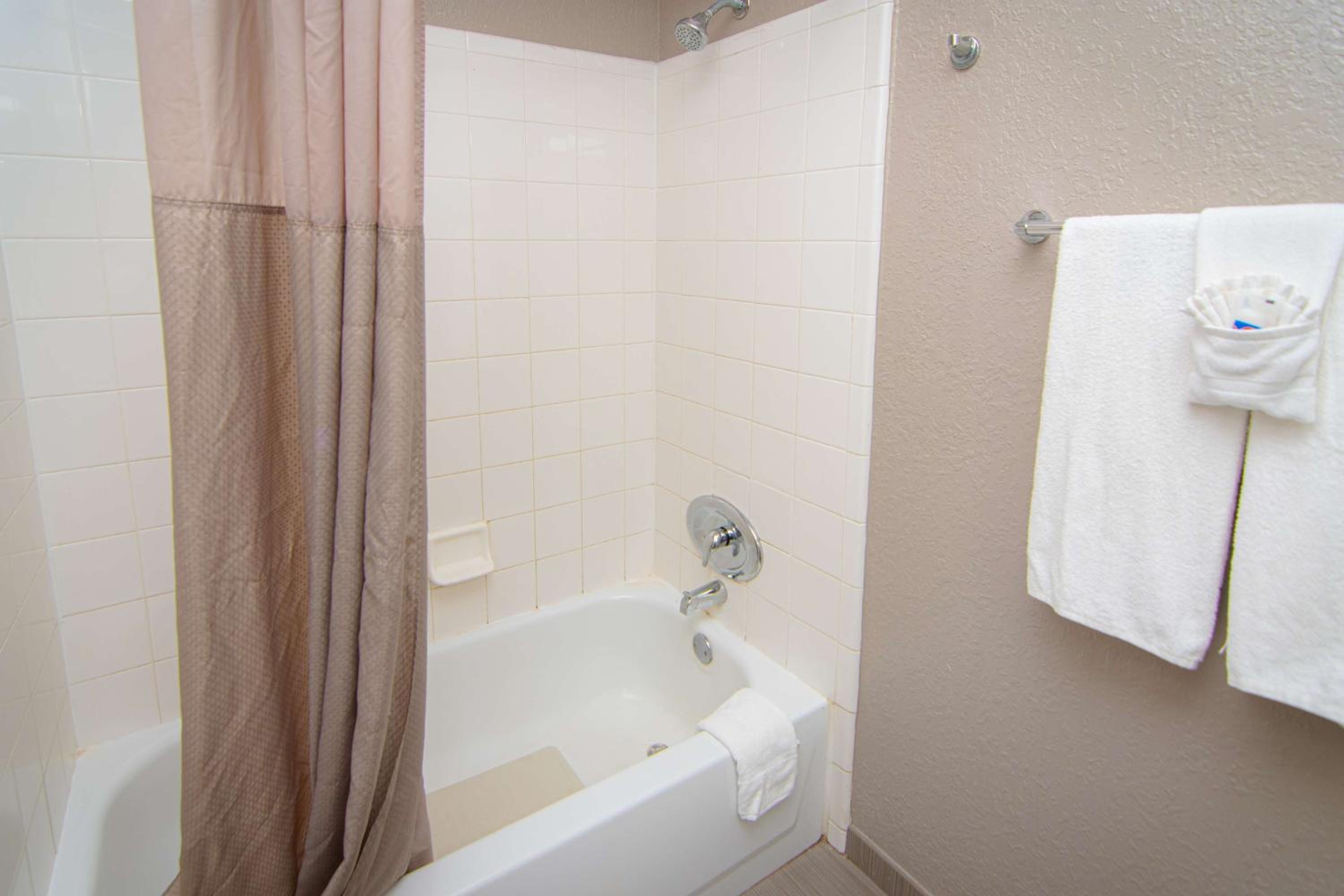 Queen Room - Non-Smoking - Photo 19