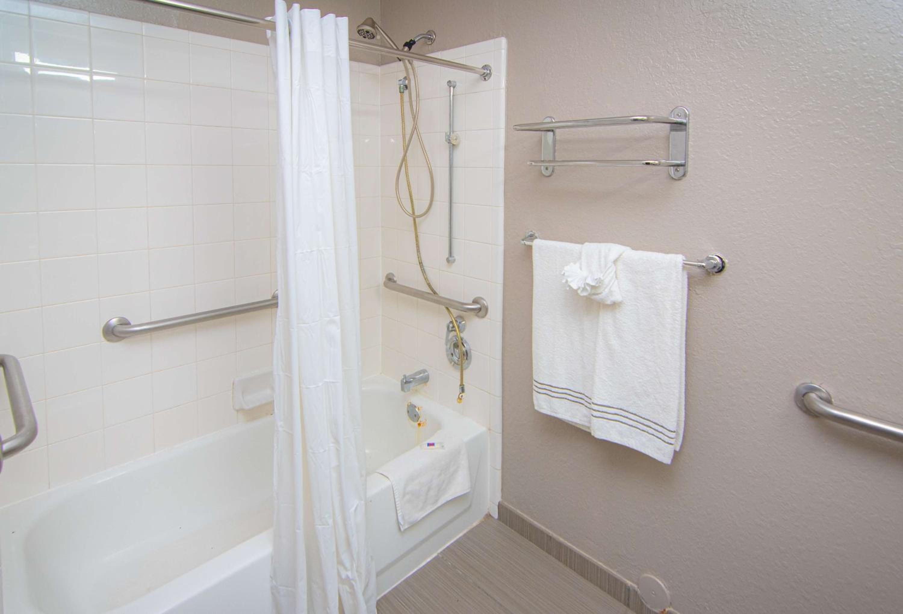 Quadruple Room - Disability Access - Non-Smoking - Photo 4