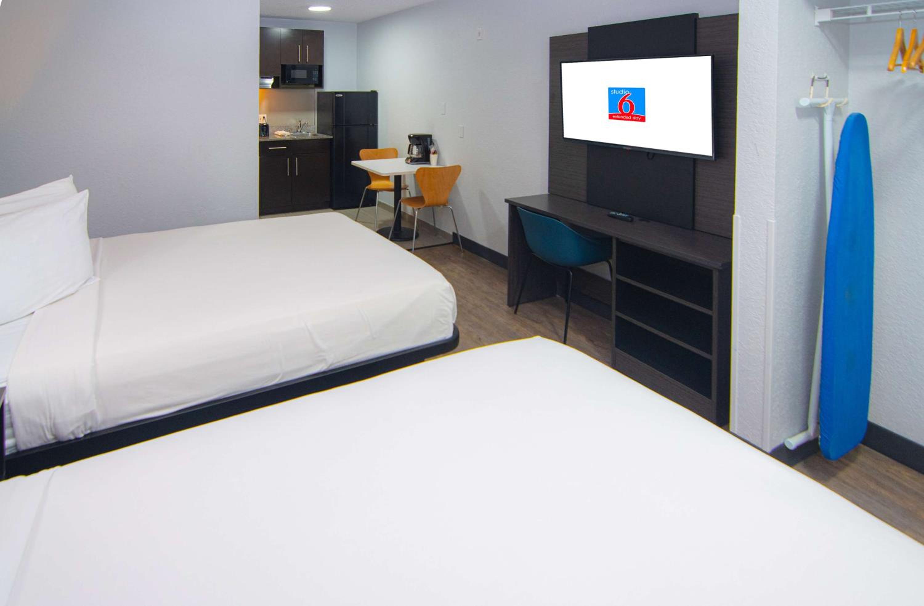 Quadruple Room - Disability Access - Non-Smoking - Photo 3