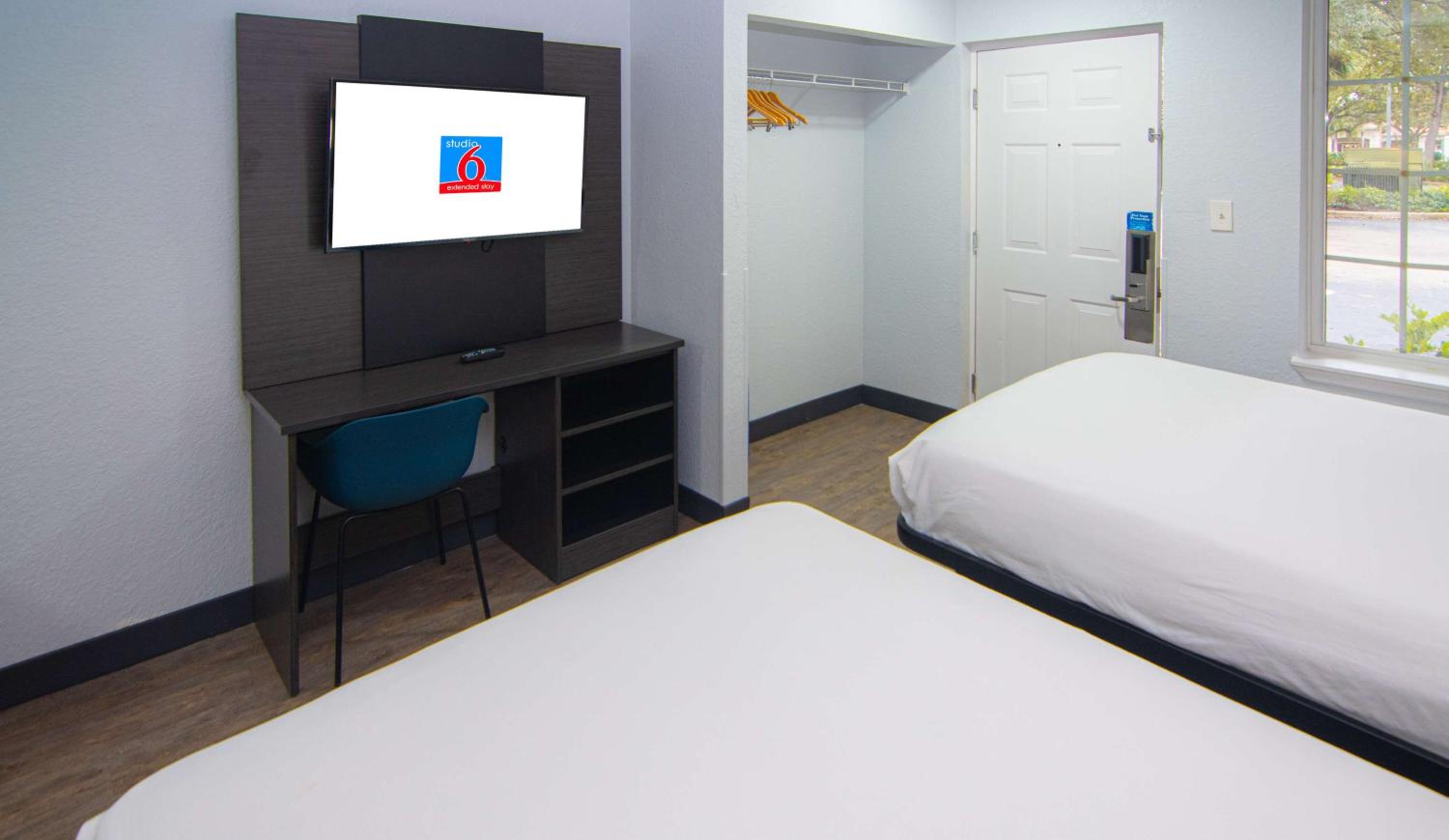 Quadruple Room - Disability Access - Non-Smoking - Photo 2