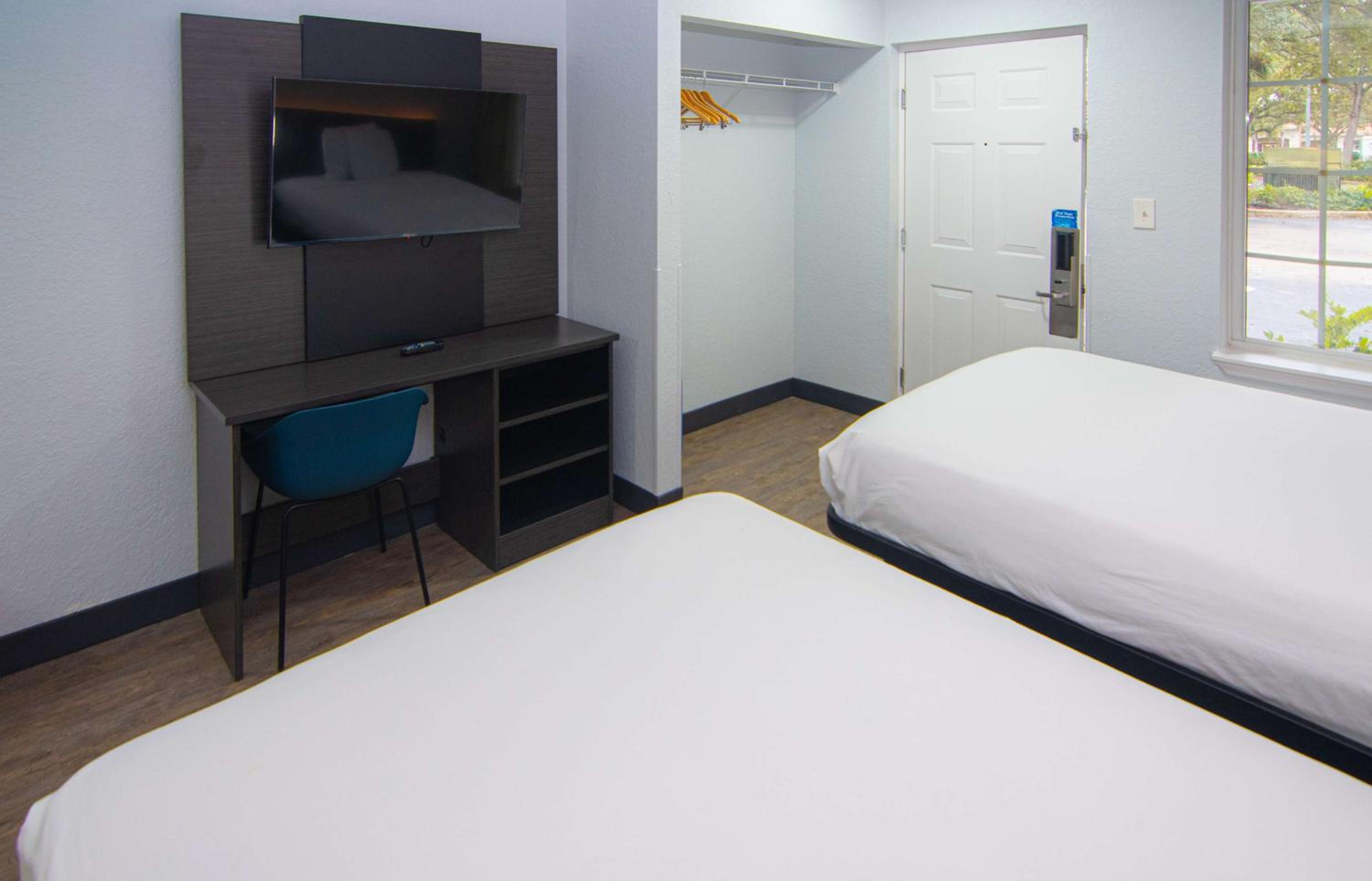 Quadruple Room - Disability Access - Non-Smoking - Photo 1