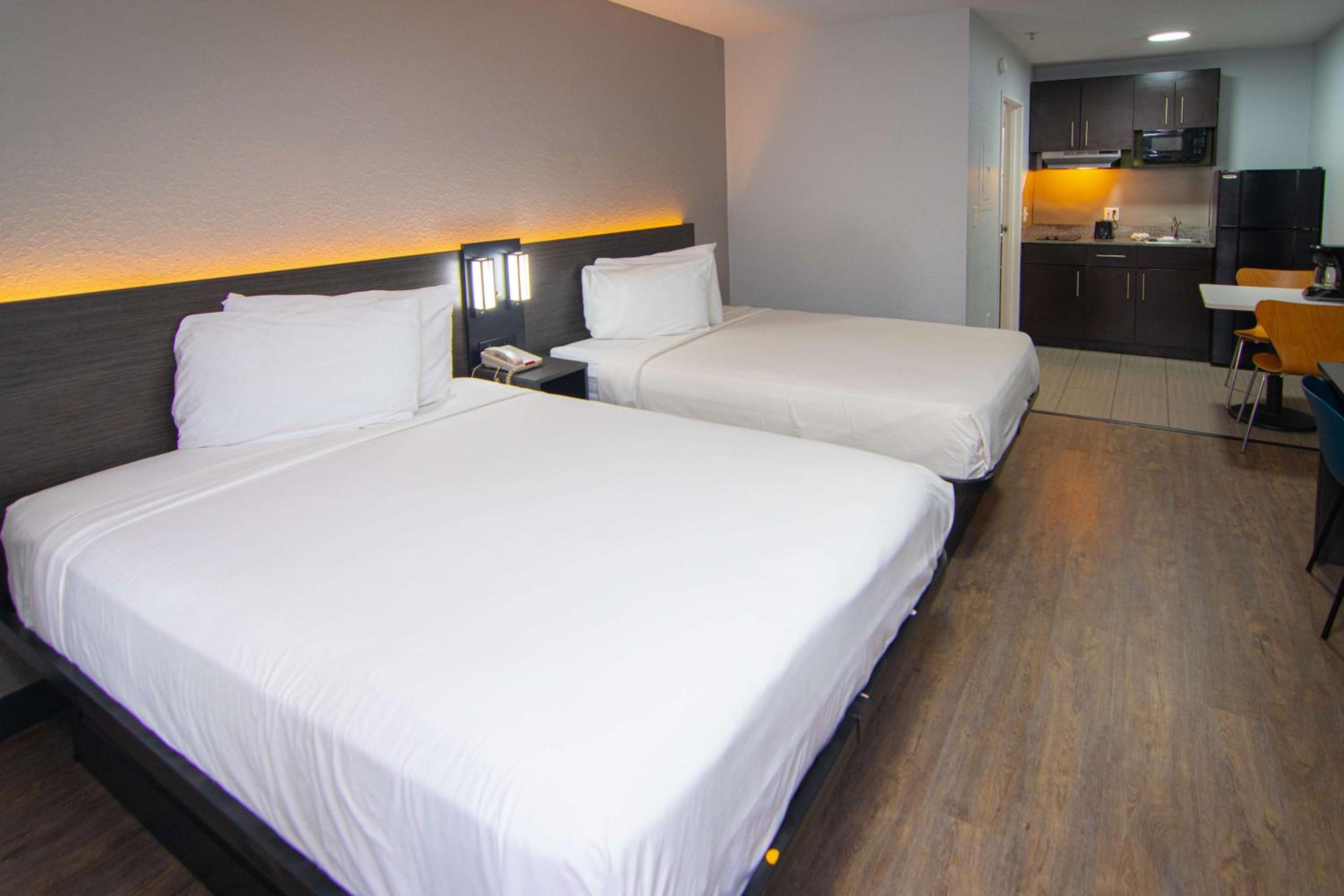 Queen Room with Two Queen Beds - Non-Smoking - Photo 3