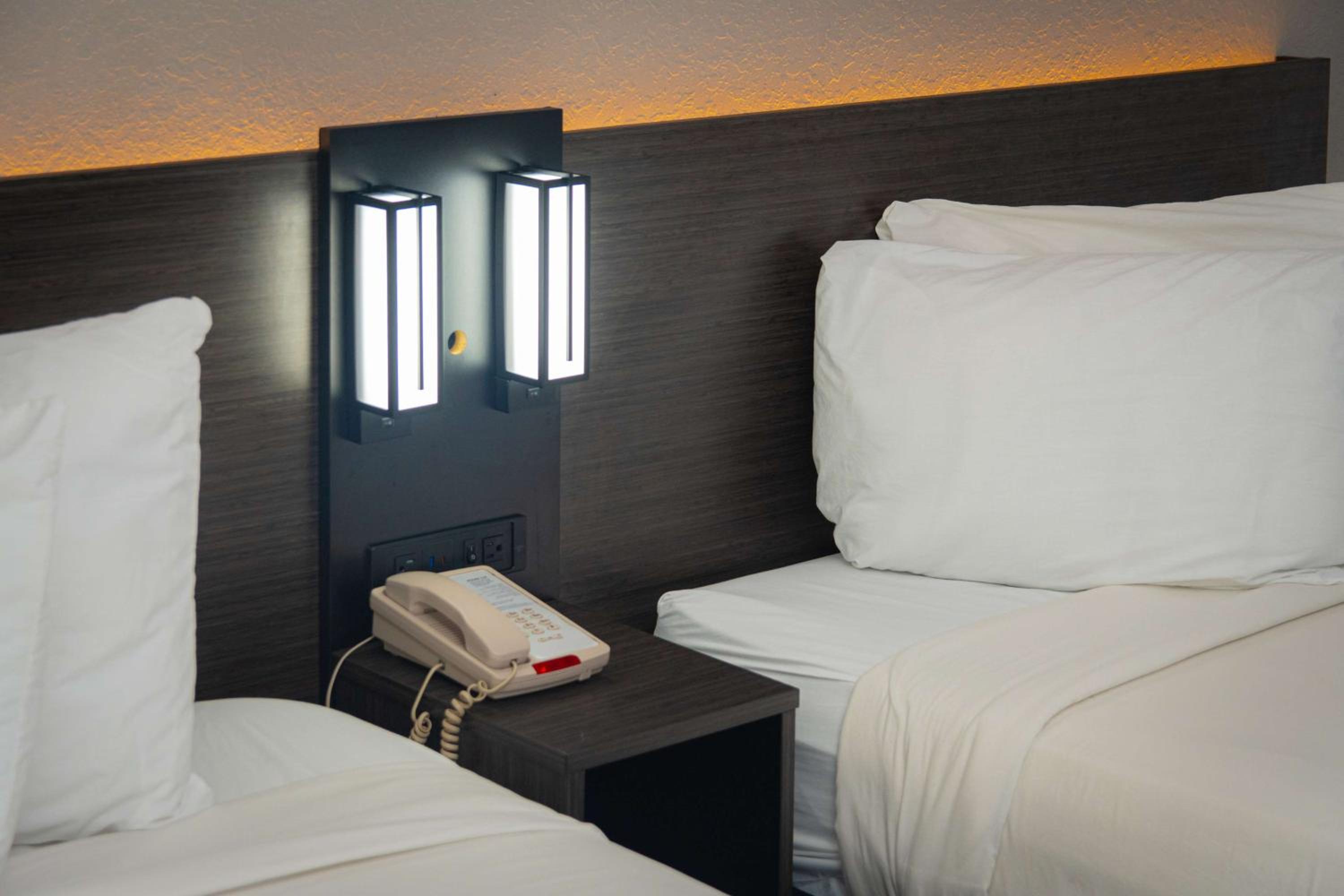 Queen Room with Two Queen Beds - Non-Smoking - Photo 2