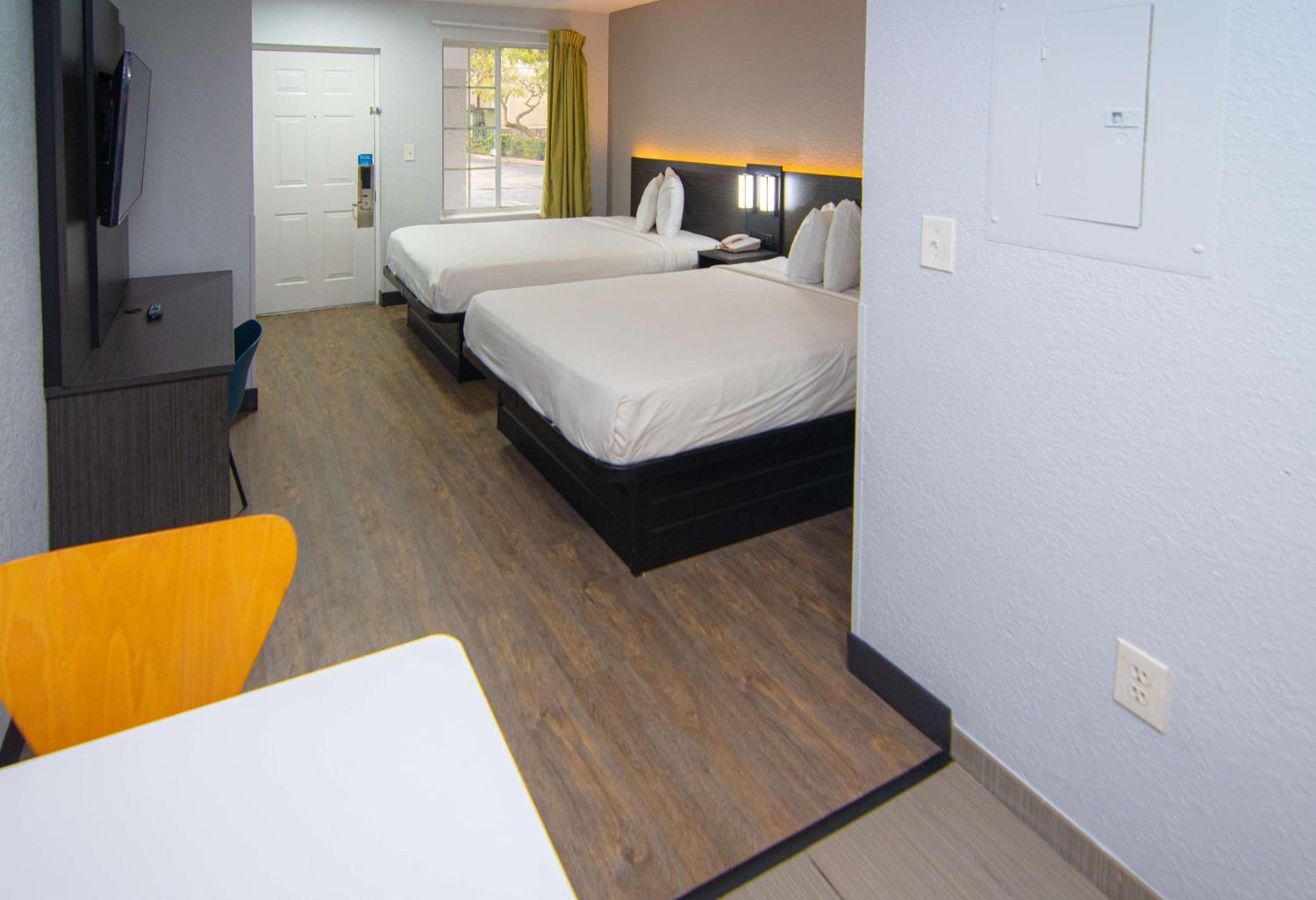 Queen Room with Two Queen Beds - Non-Smoking - Photo 27