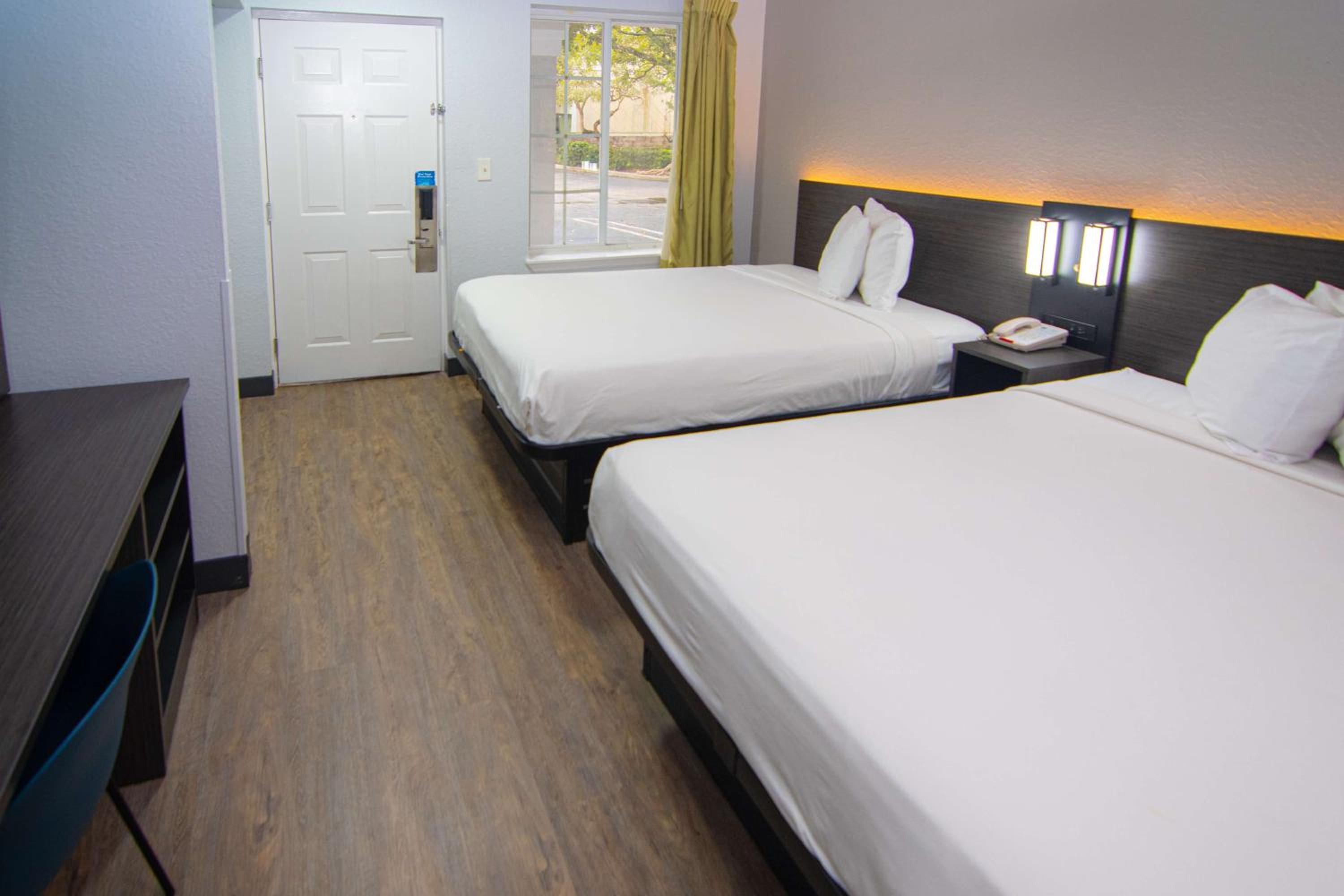 Queen Room with Two Queen Beds - Non-Smoking - Photo 1