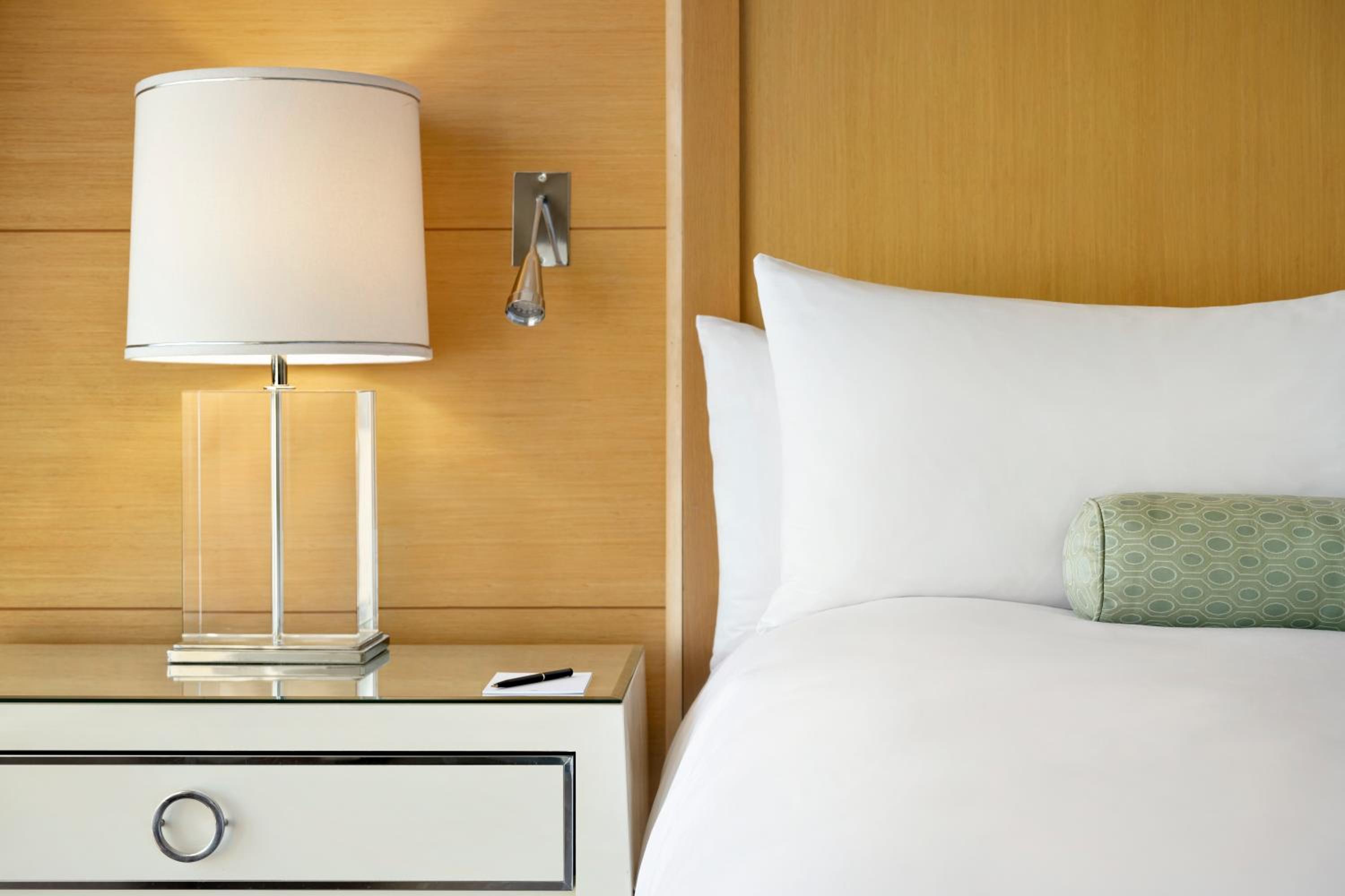 Superior Room, 1 king-size bed photo 3