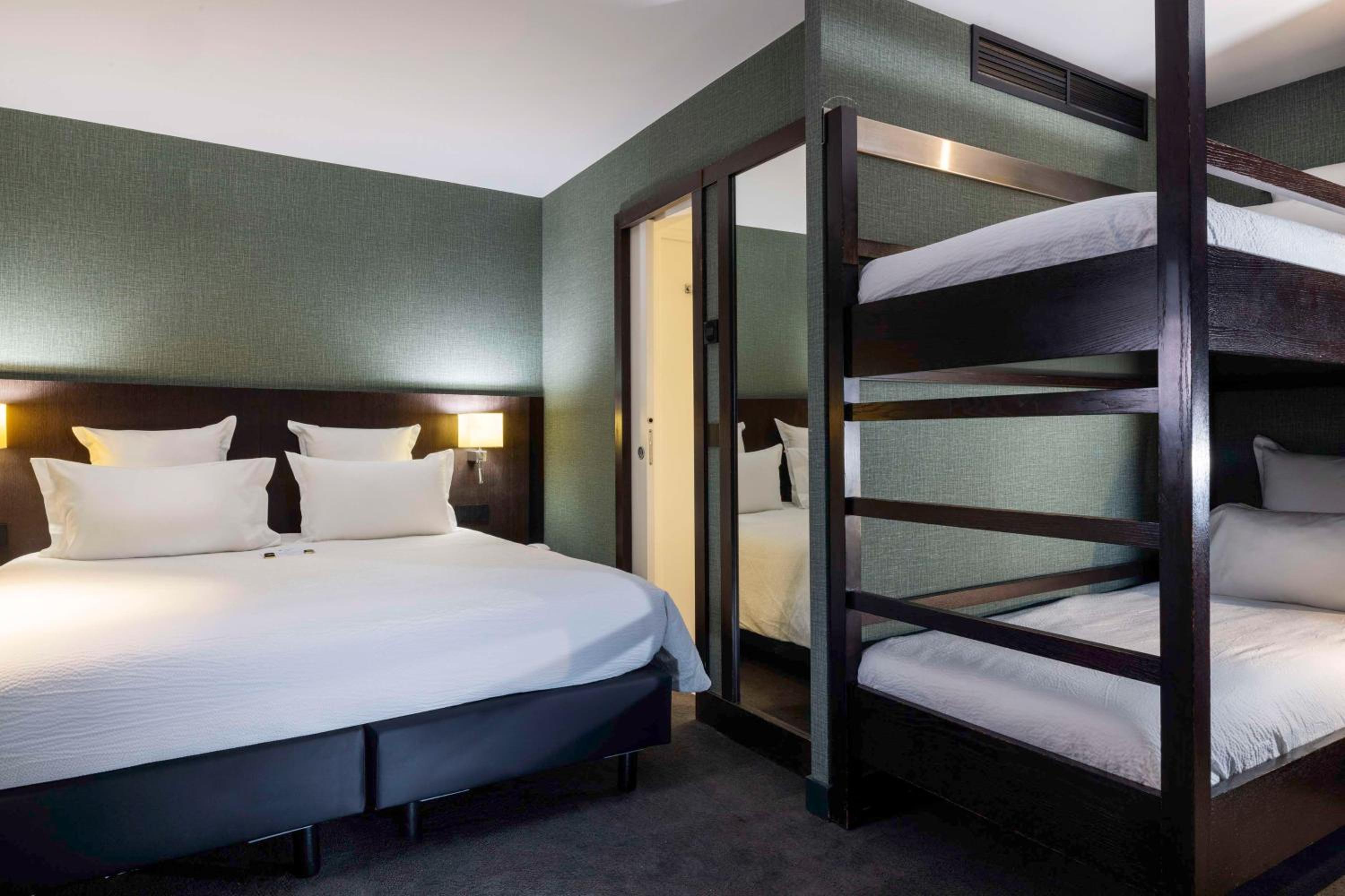 Larger Family Room with One Queen and Bunk Bed - Non-Smoking photo 1