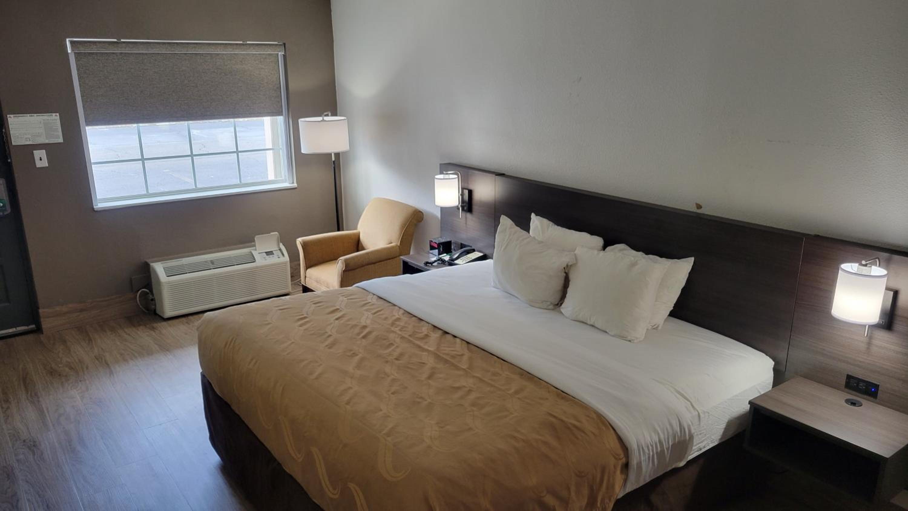 King Room - Non-Smoking photo 1