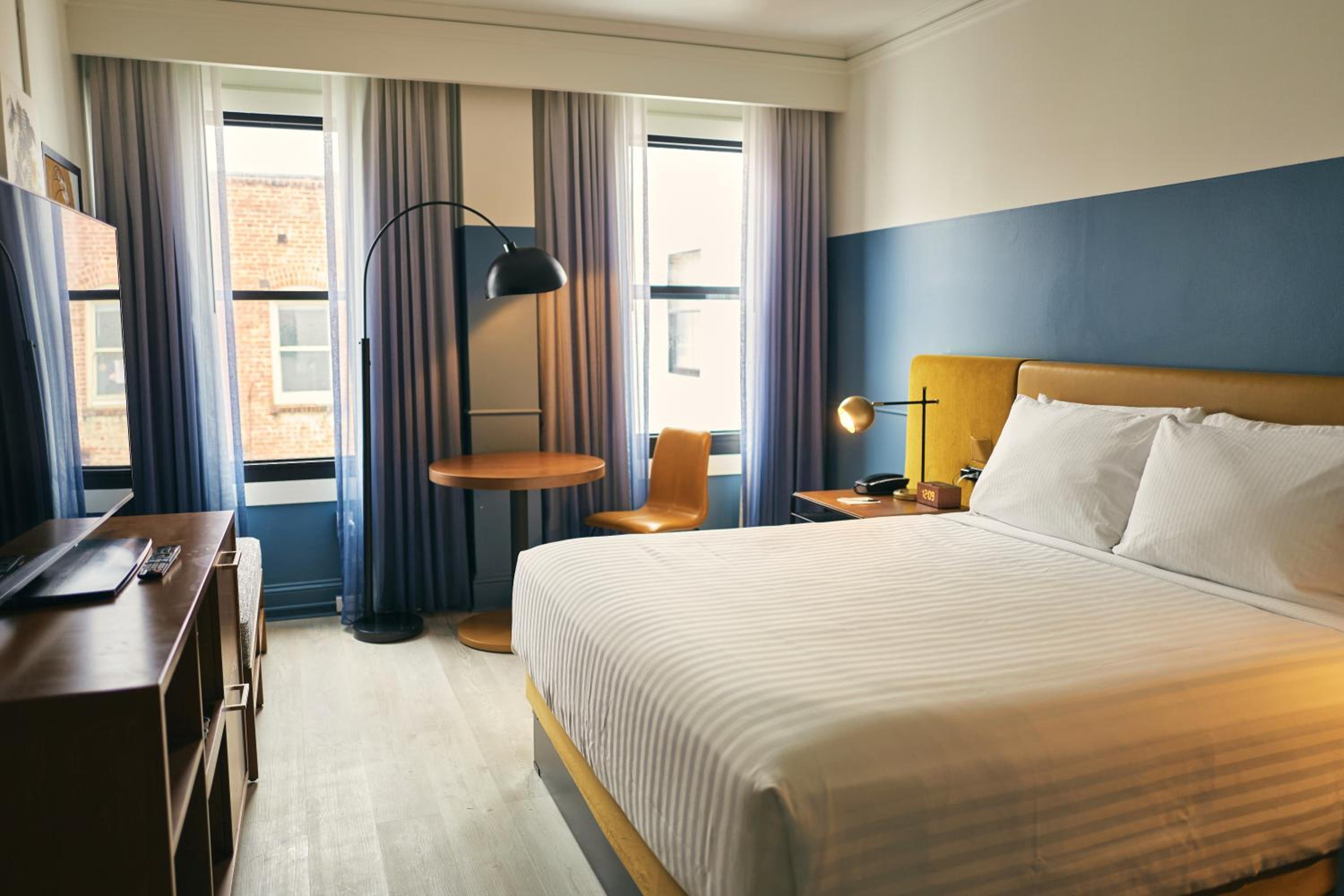 Deluxe King Room - Photo 1