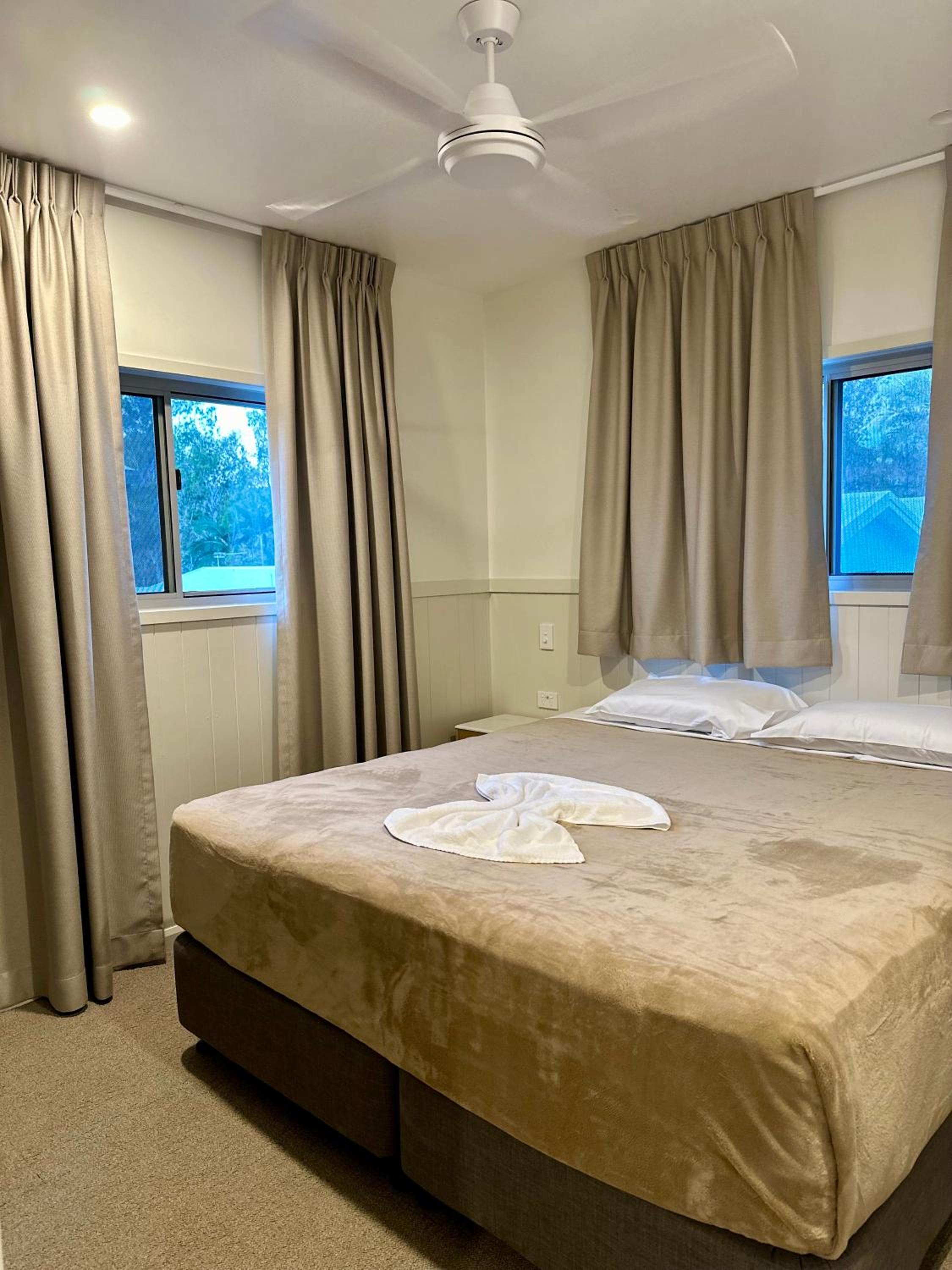 Deluxe 2 Bedroom Poolside Cabin - S6