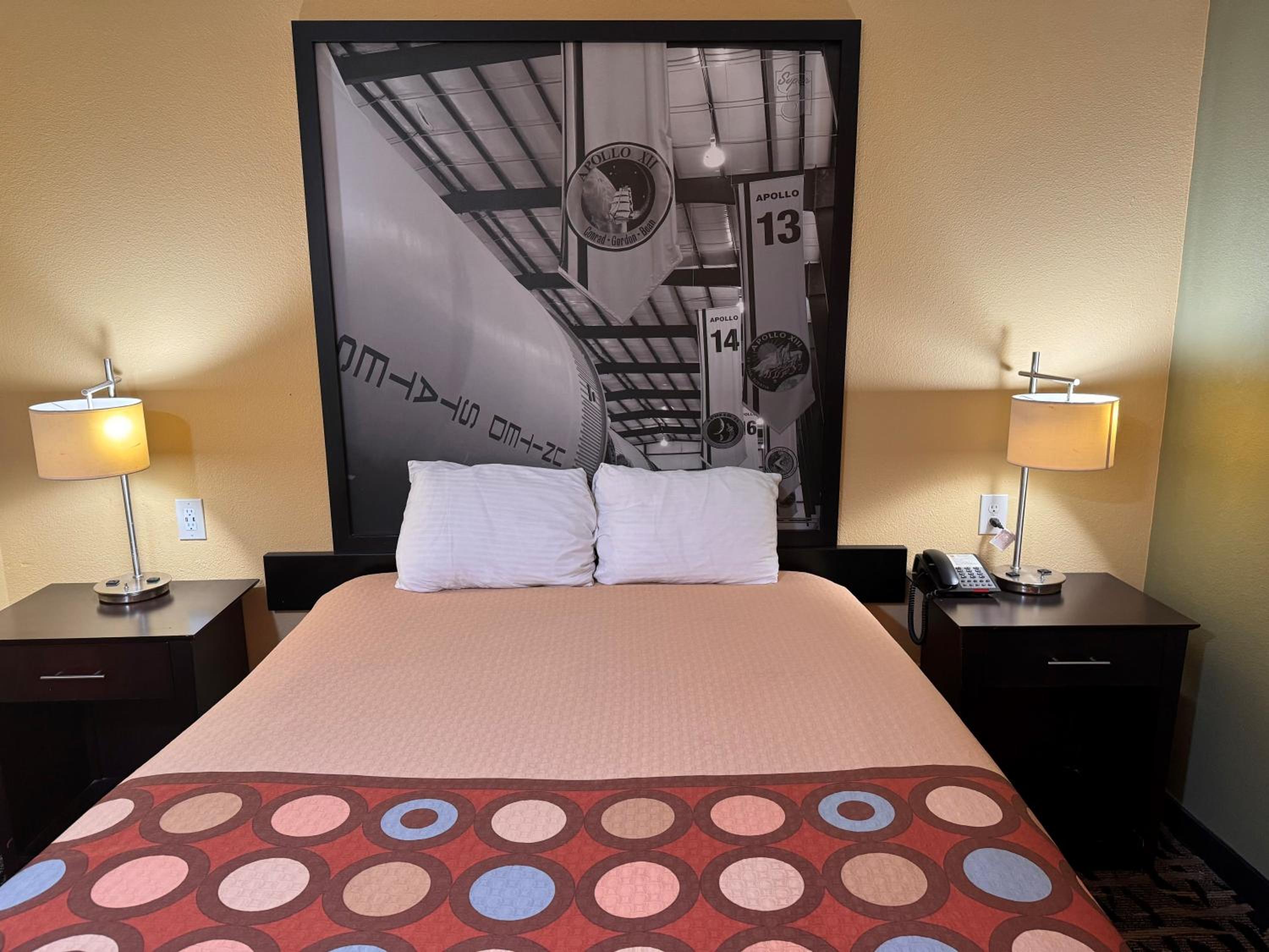 Queen Room - Non-Smoking - Photo 4