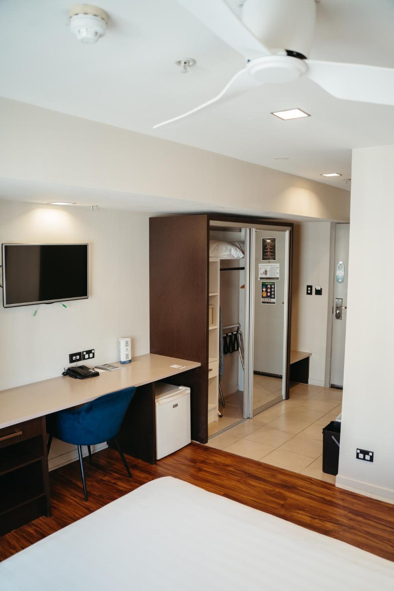 Standard Queen Room - Photo 7