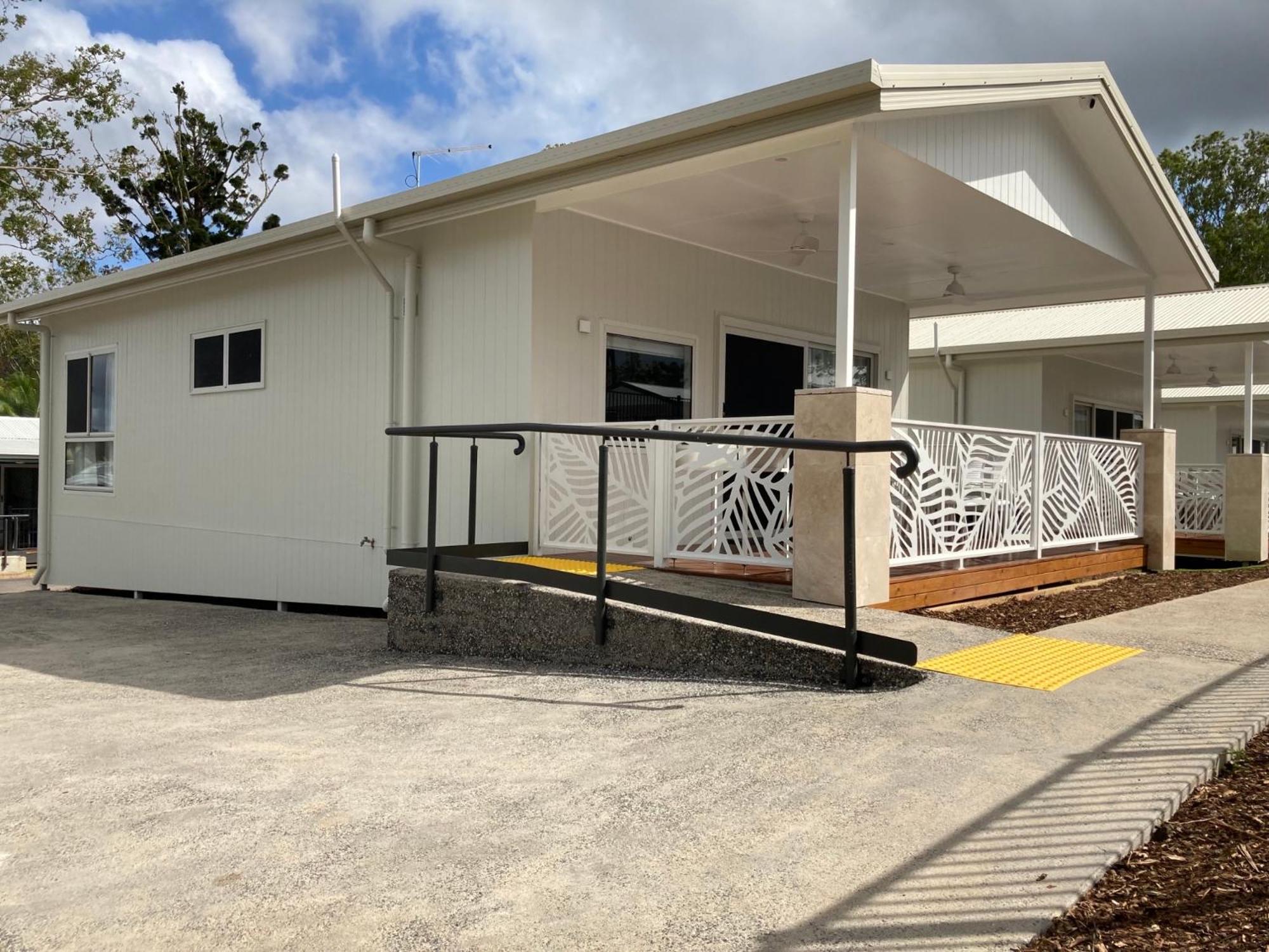 Deluxe 2 Bedroom Accessible Poolside Cabin - S5 photo 2