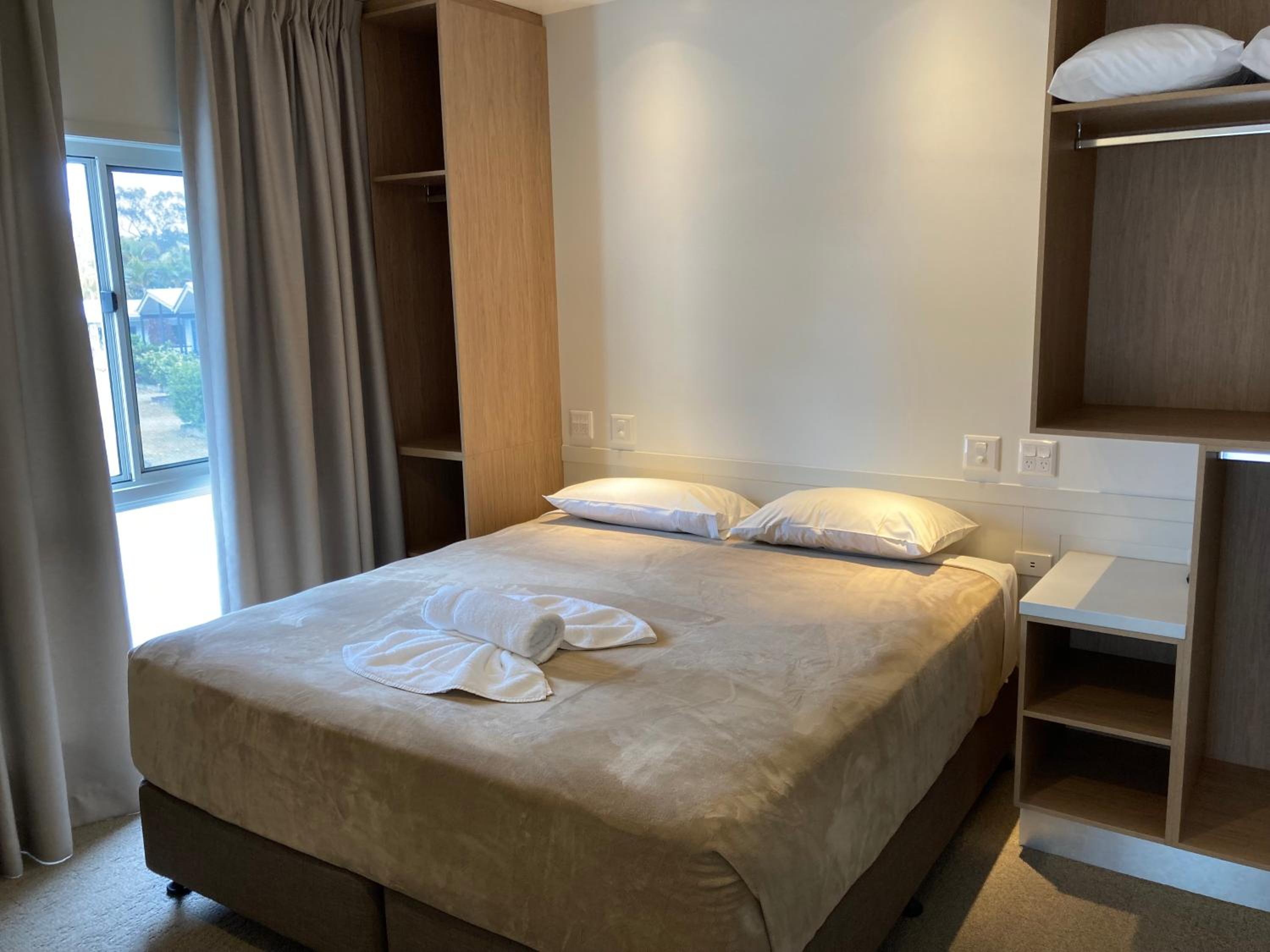 Deluxe 2 Bedroom Accessible Poolside Cabin - S5 photo 1