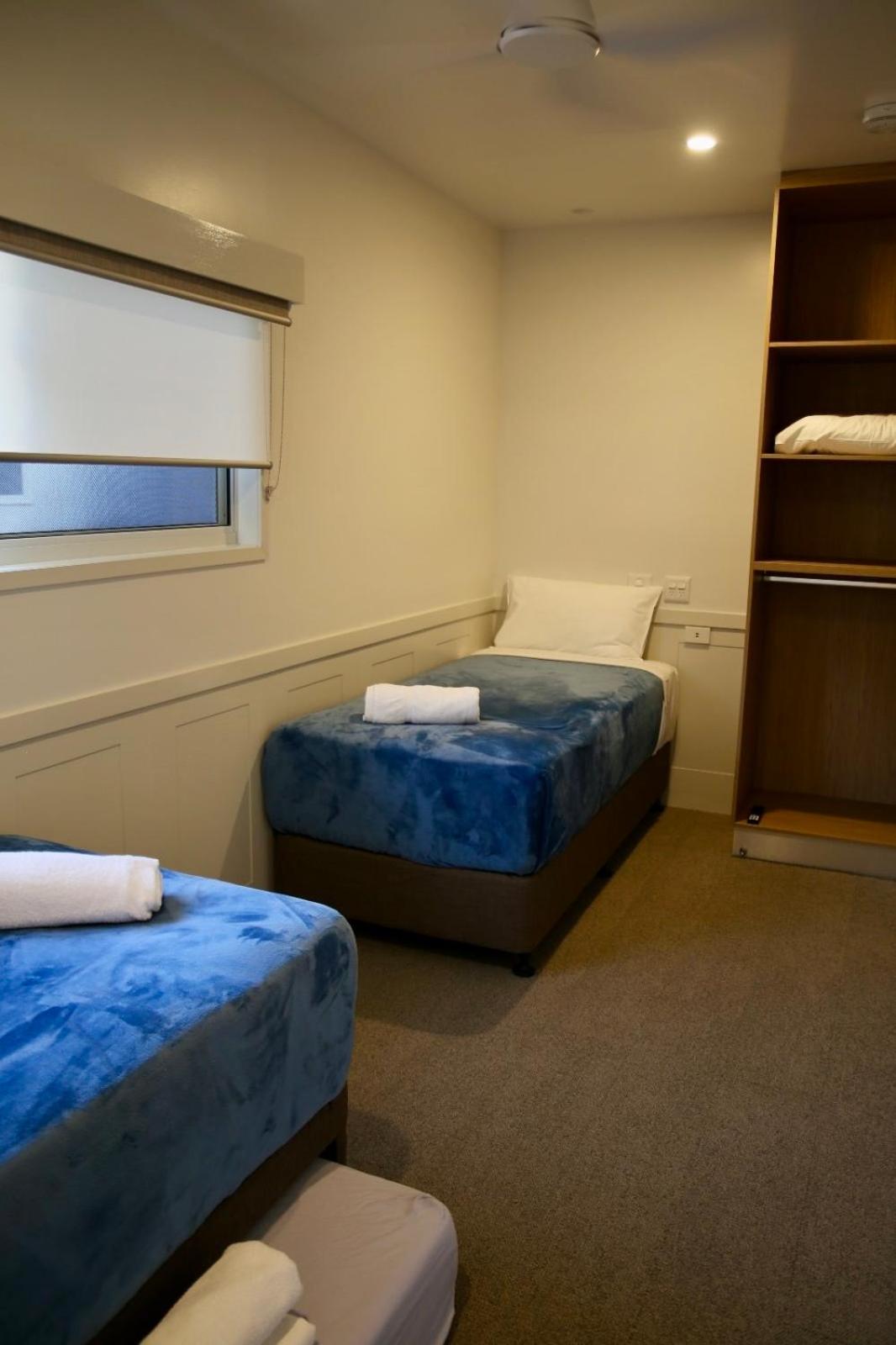 Deluxe 2 Bedroom Accessible Poolside Cabin - S5 photo 3