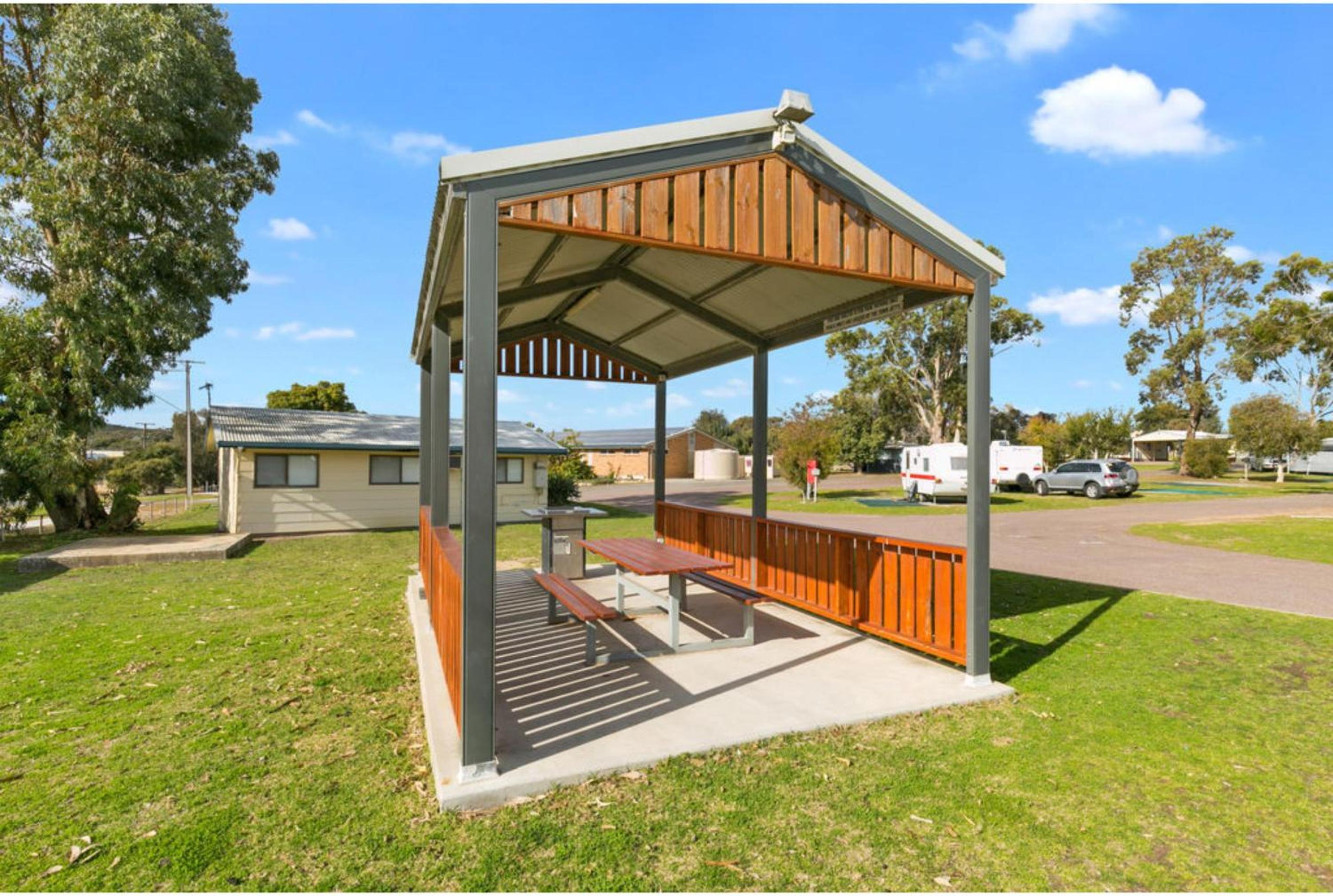 Standard 2 Bedroom Cabin – Sleeps 4 - Photo 4