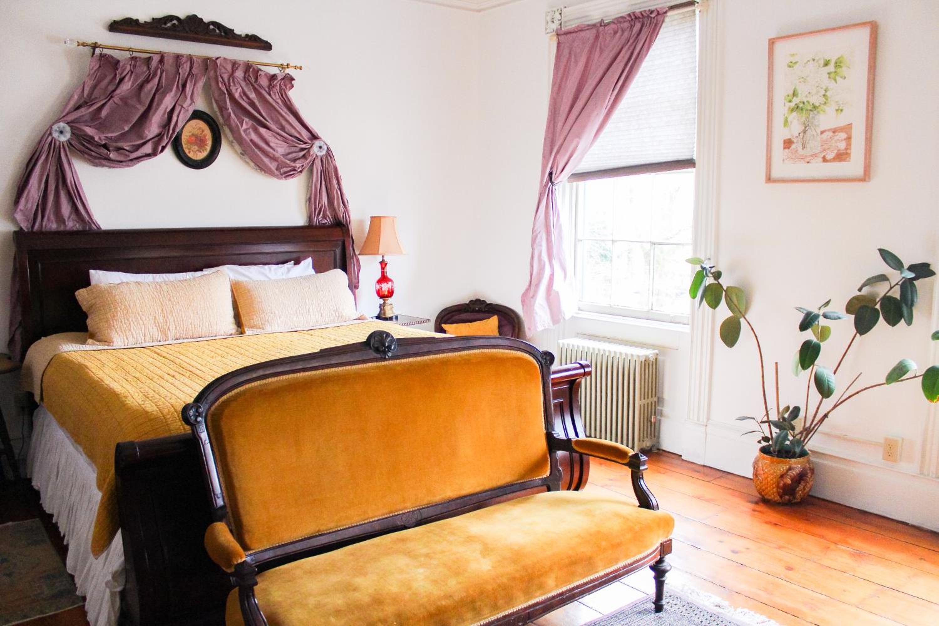 Deluxe King Suite photo 1