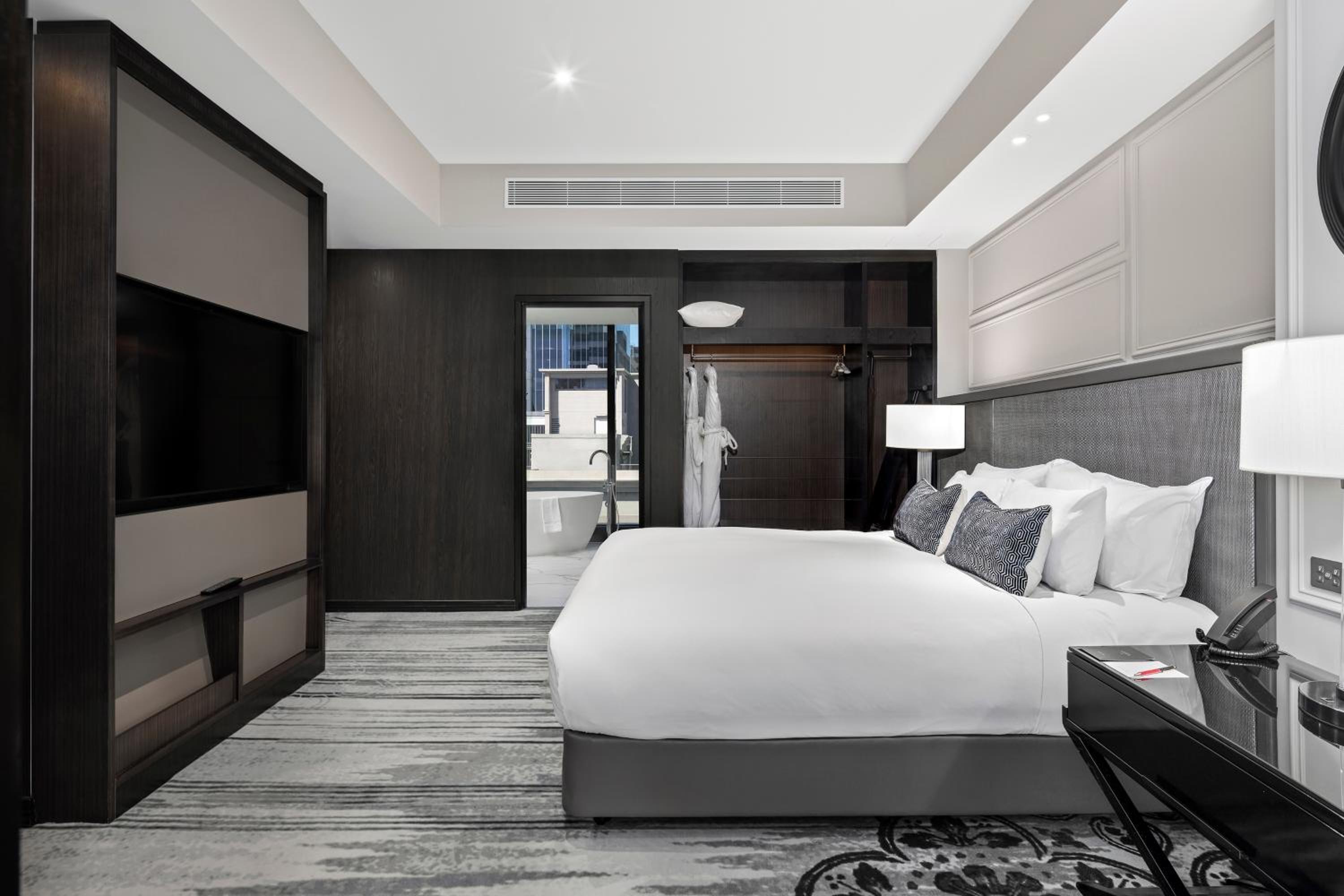 Junior King Suite with Living Room and Club Access - Photo 1