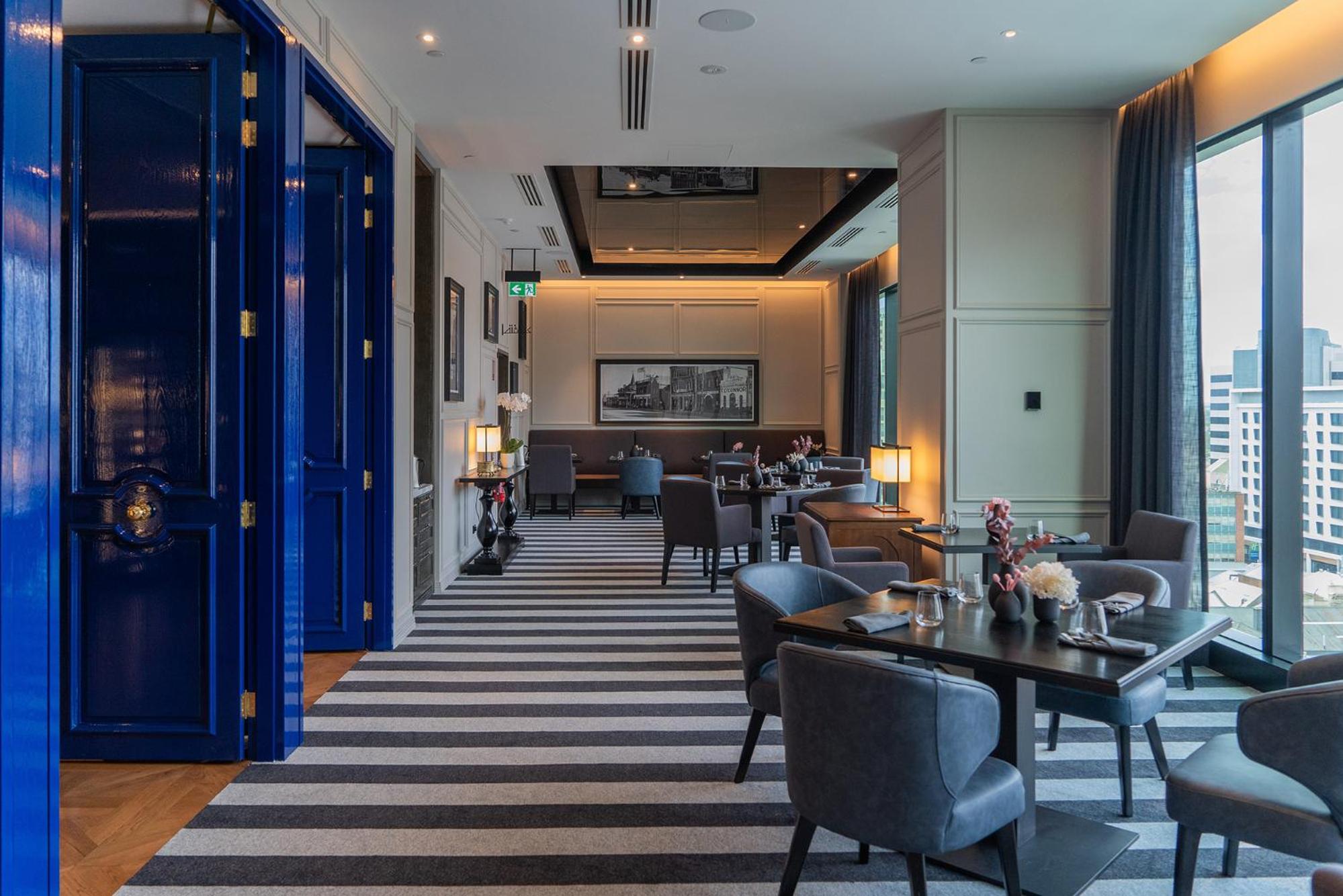 Junior King Suite with Living Room and Club Access - Photo 3