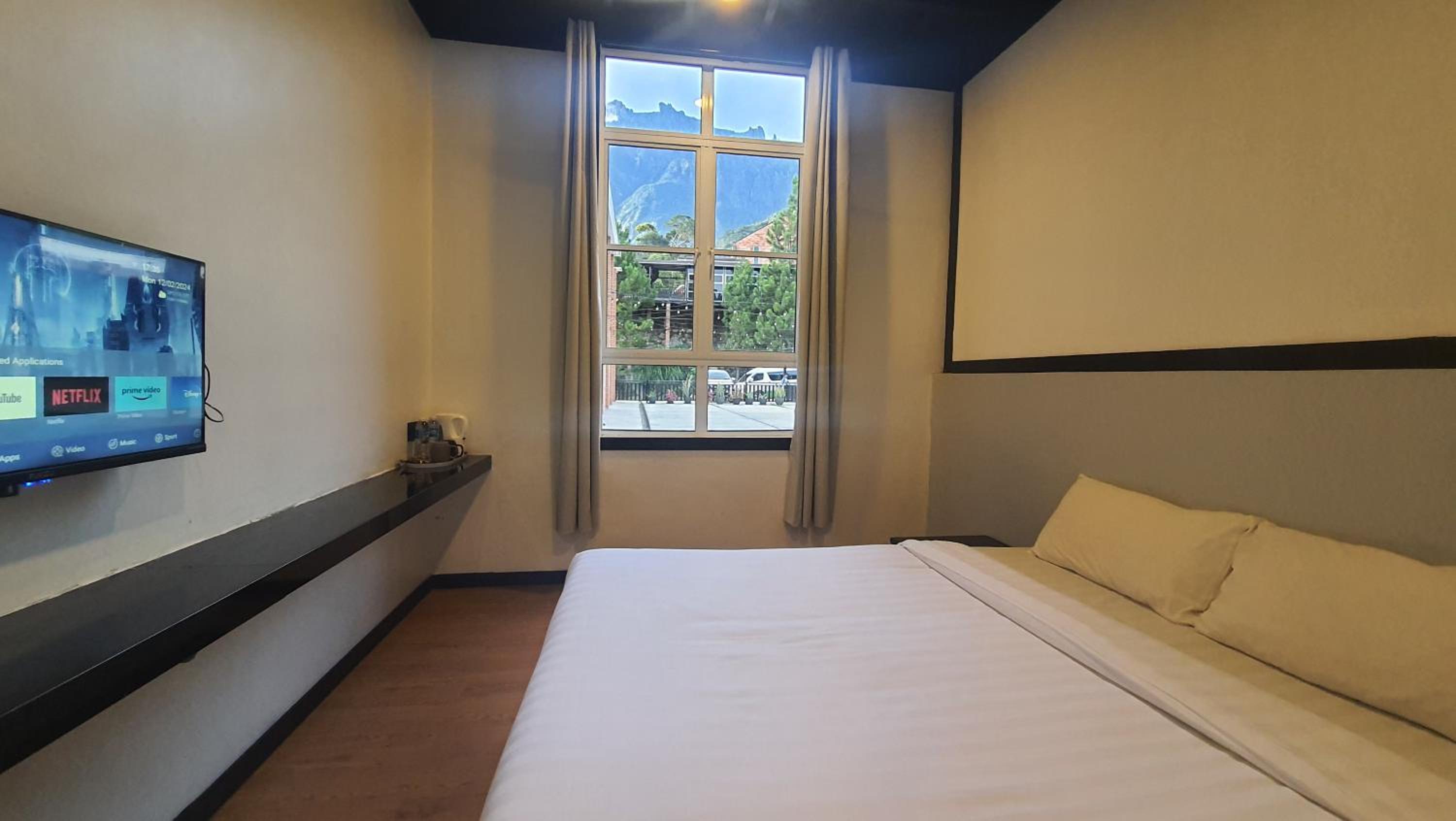 Double or Twin Room with Mountain View