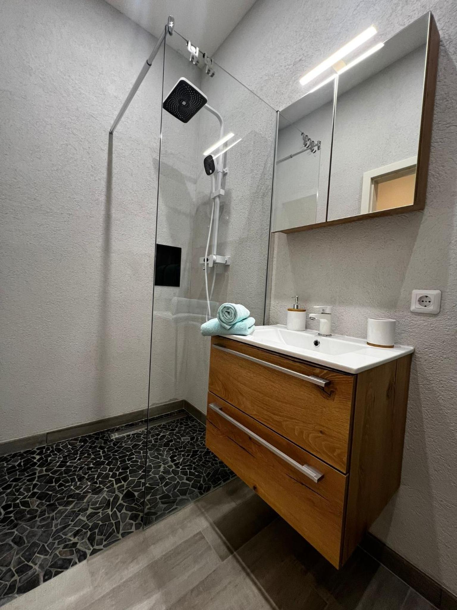 Double or Twin Room with Private Bathroom photo 3