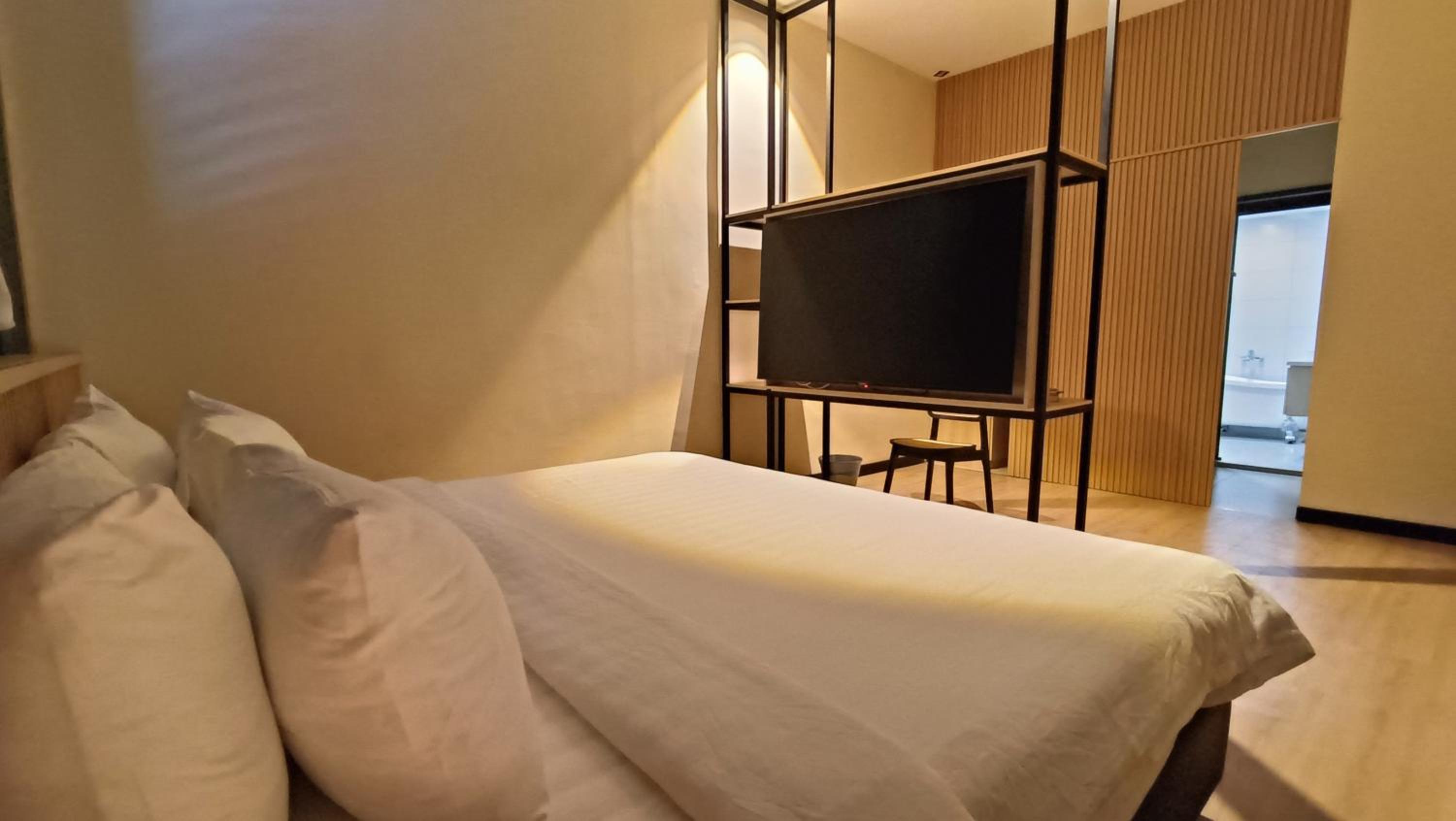 Executive Suite - Photo 2