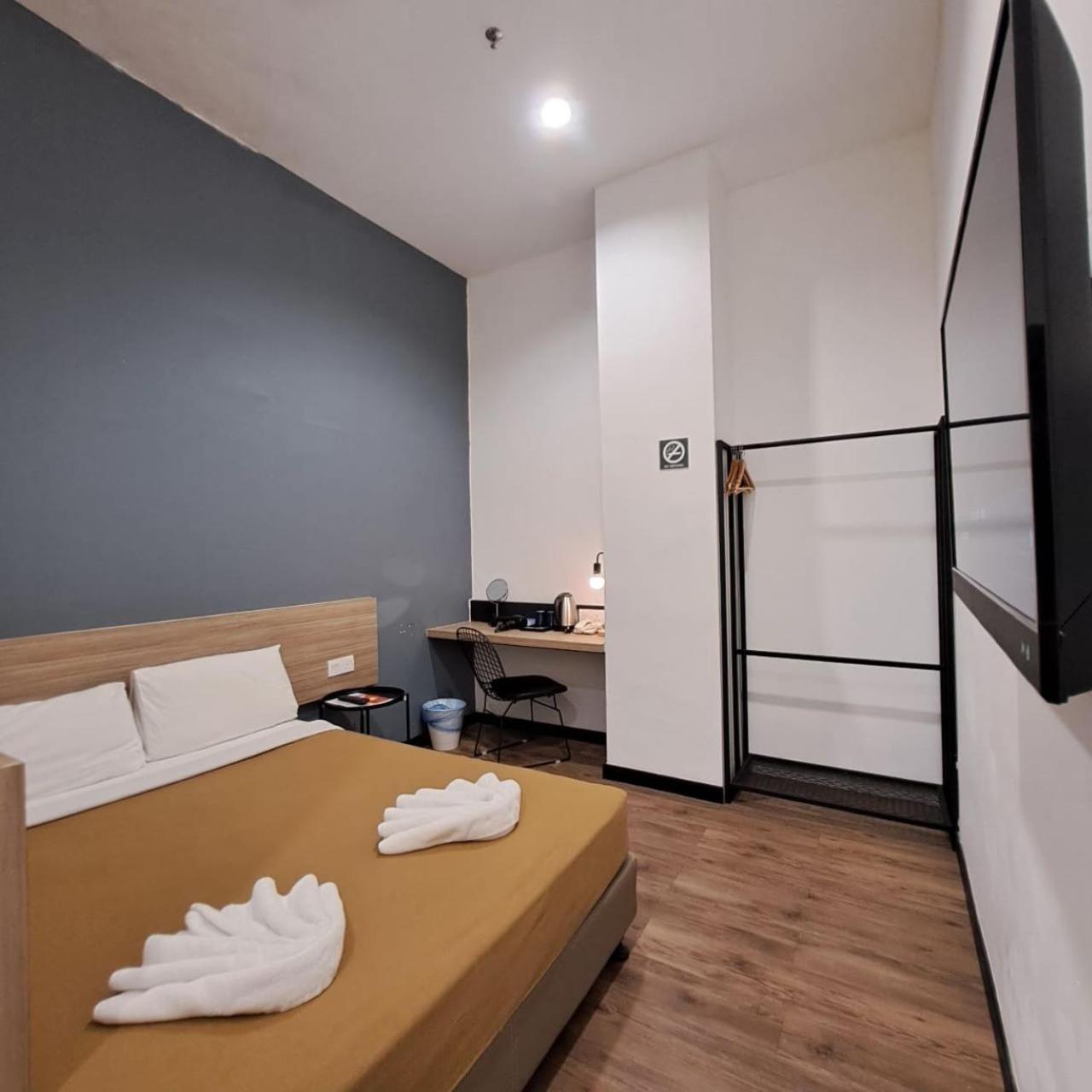 Deluxe Room Without Window - Photo 2