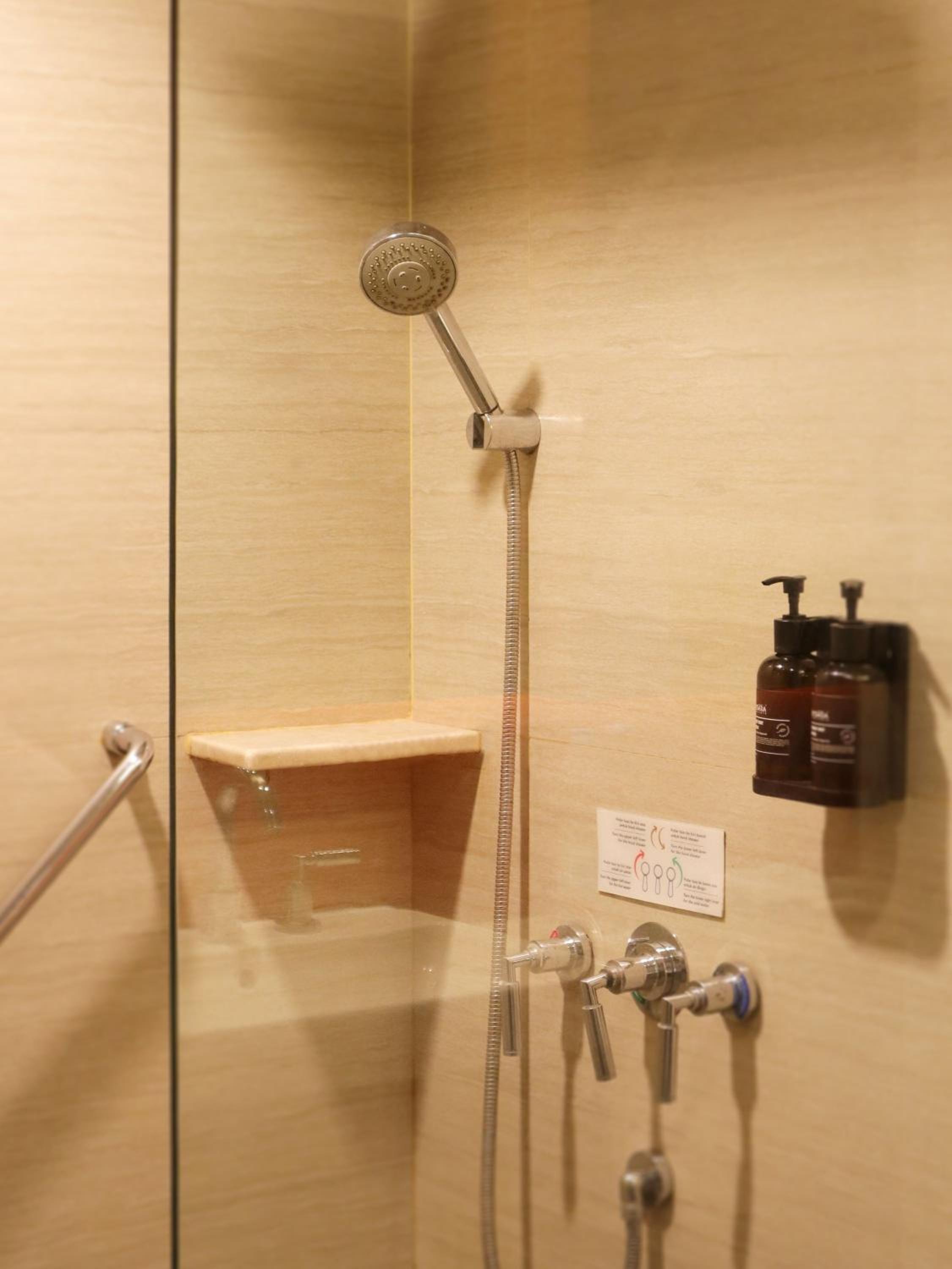 Deluxe King Room - Photo 2