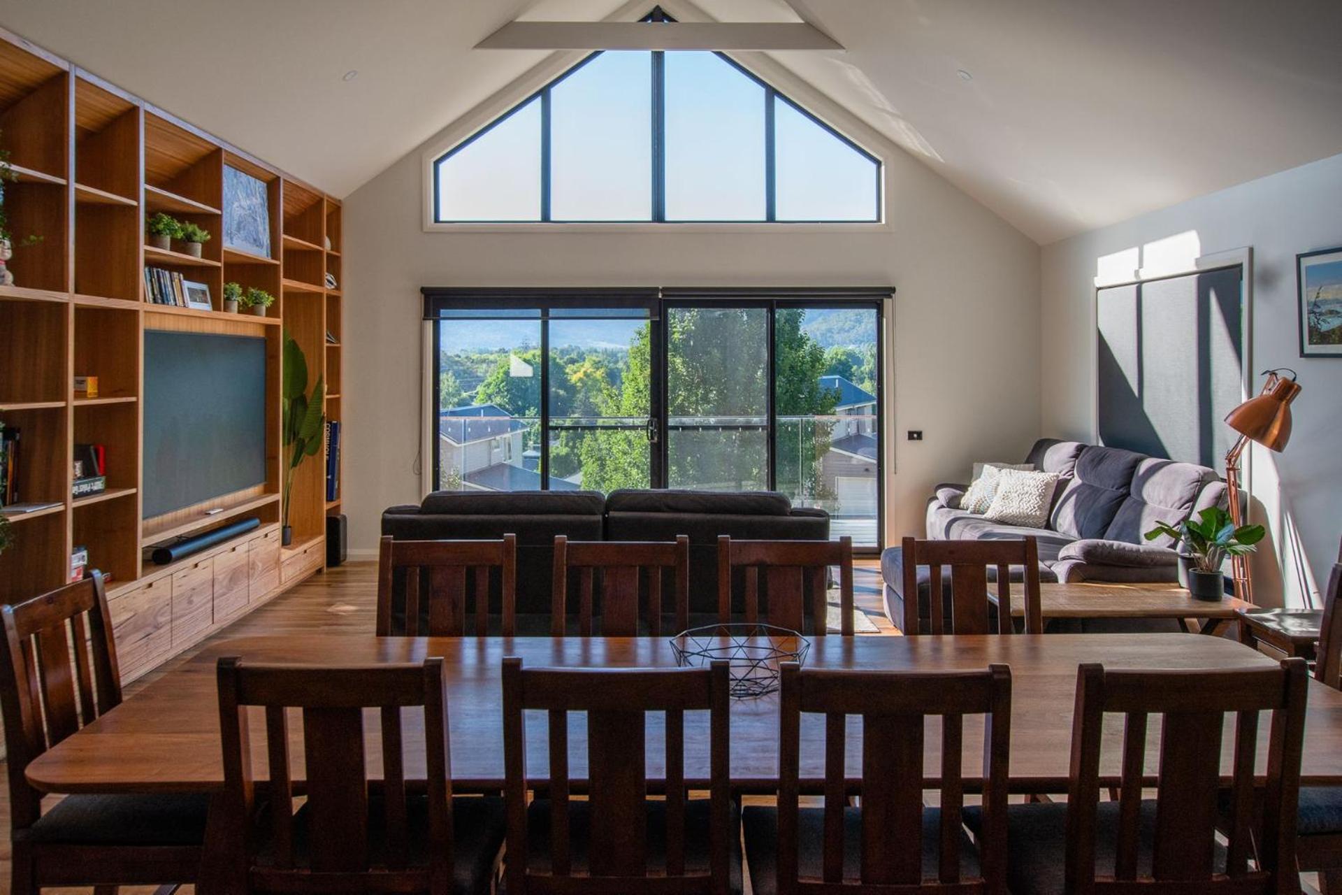 Five-Bedroom House photo 2