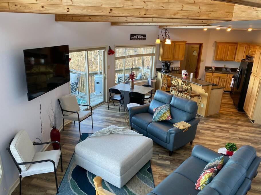 Five-Bedroom House photo 1