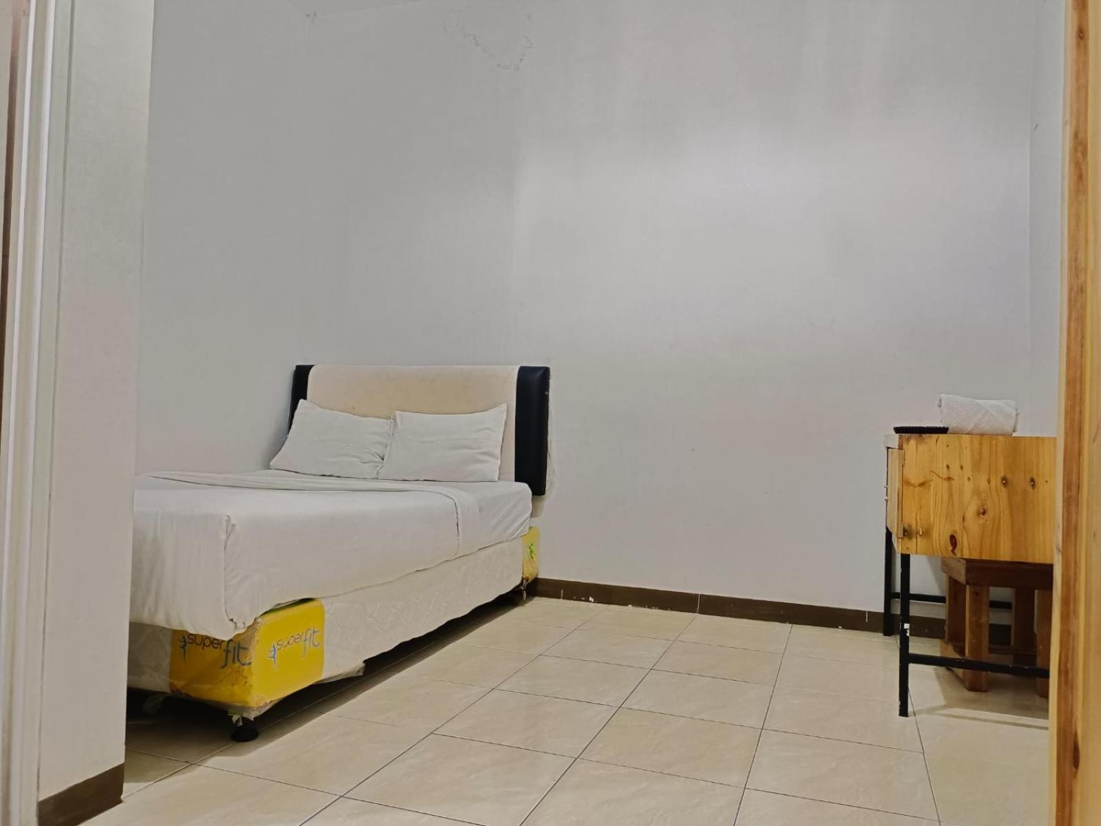Budget Double Room photo 3