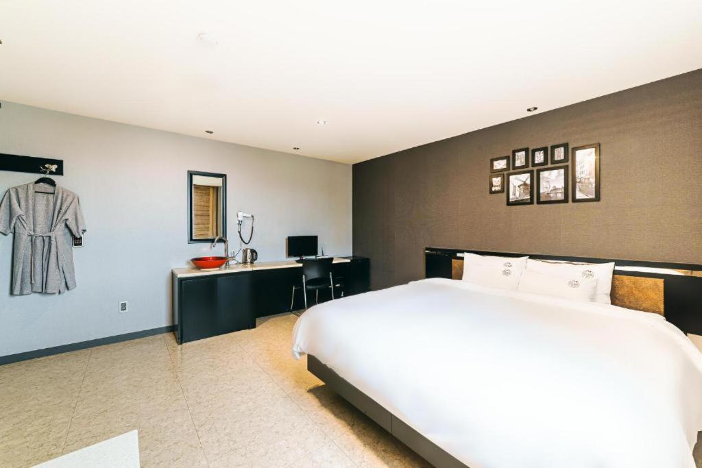 Standard Double Room - Photo 2