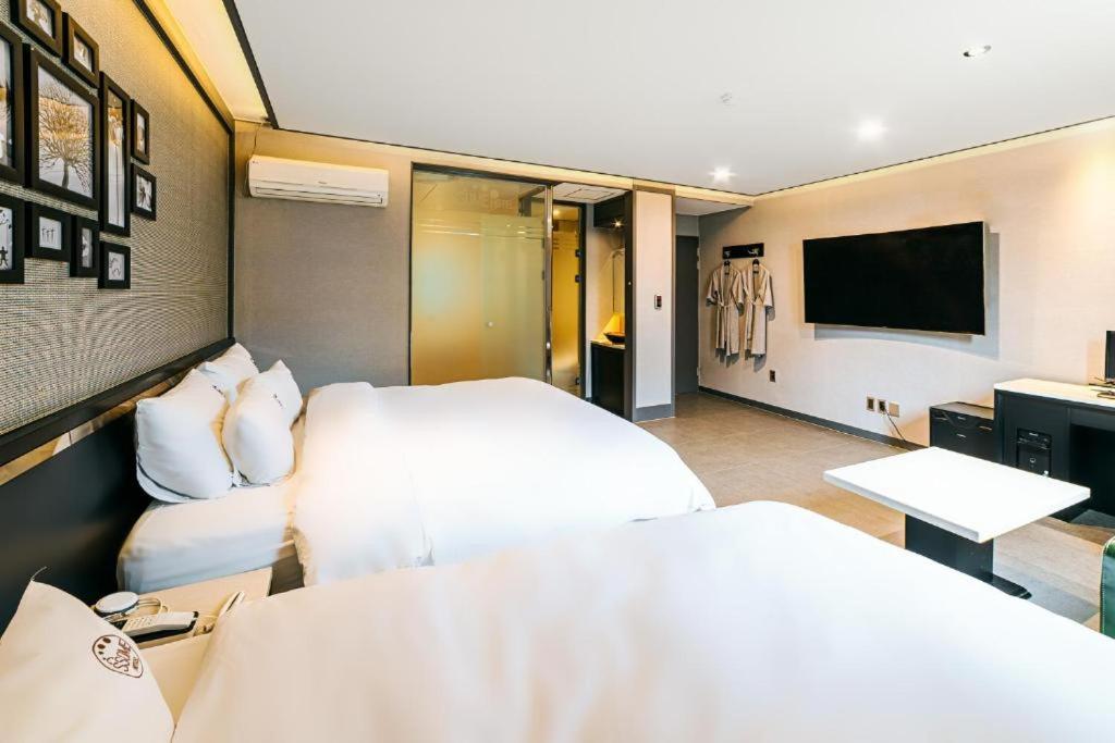 Twin Room - Photo 3