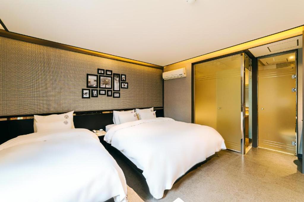 Twin Room - Photo 2
