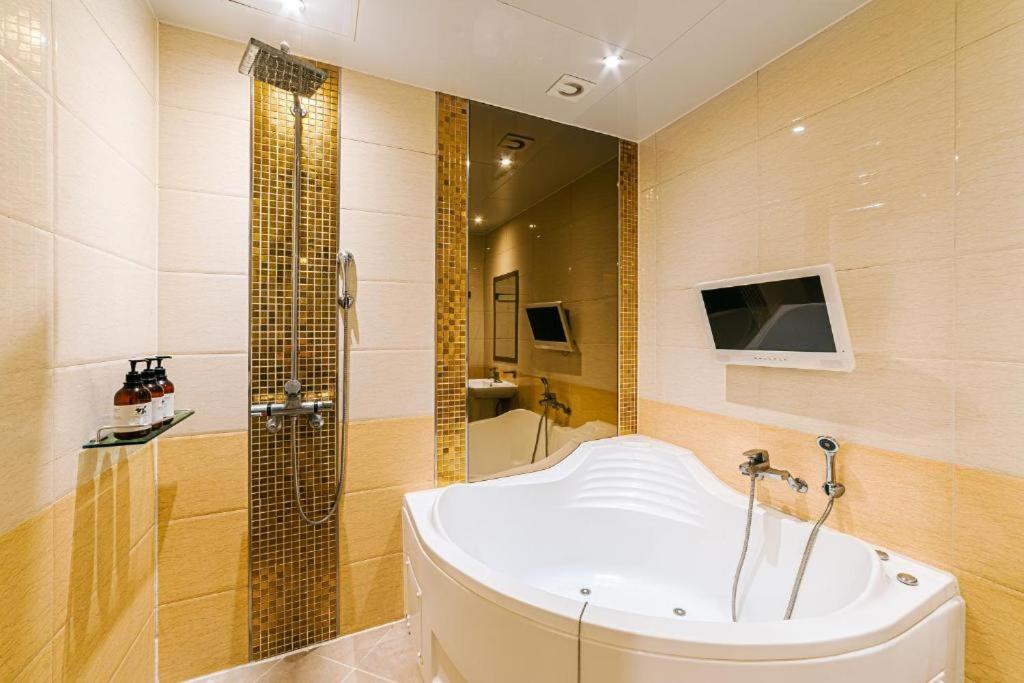 Twin Room - Photo 4