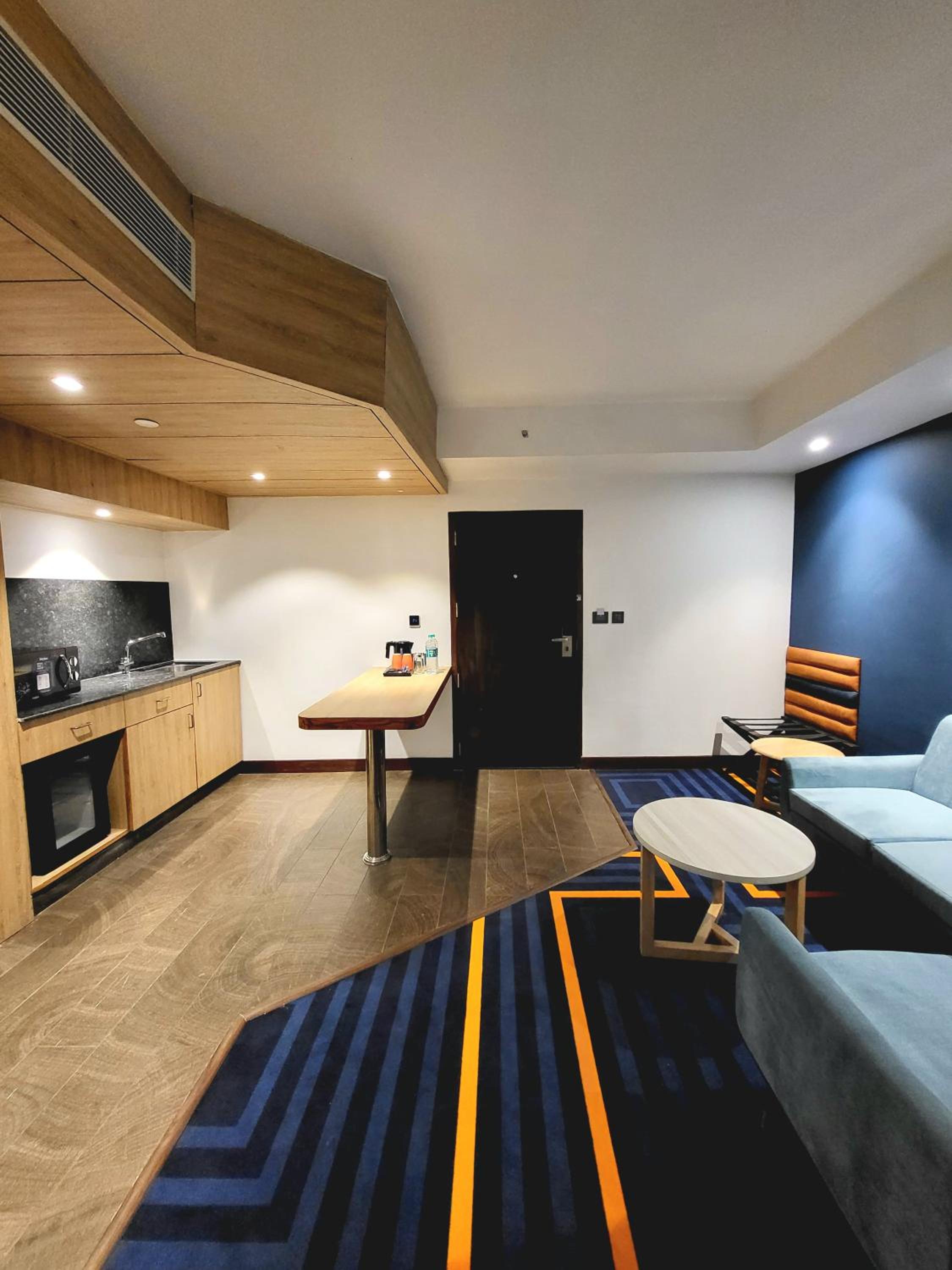 King Suite with Dining & Kitchenette: Buy 1 get 1 Happy Hours (11 am-11pm) at Express Cafe&Bar, Rs250 Meal Credit on purchase of F&Soft Bev. of Rs1000(T&C Apply), Complimentary Hi-Tea (4pm-6pm), 15%off on CabCharges when prebooked atleast 1 day in advance - Photo 14