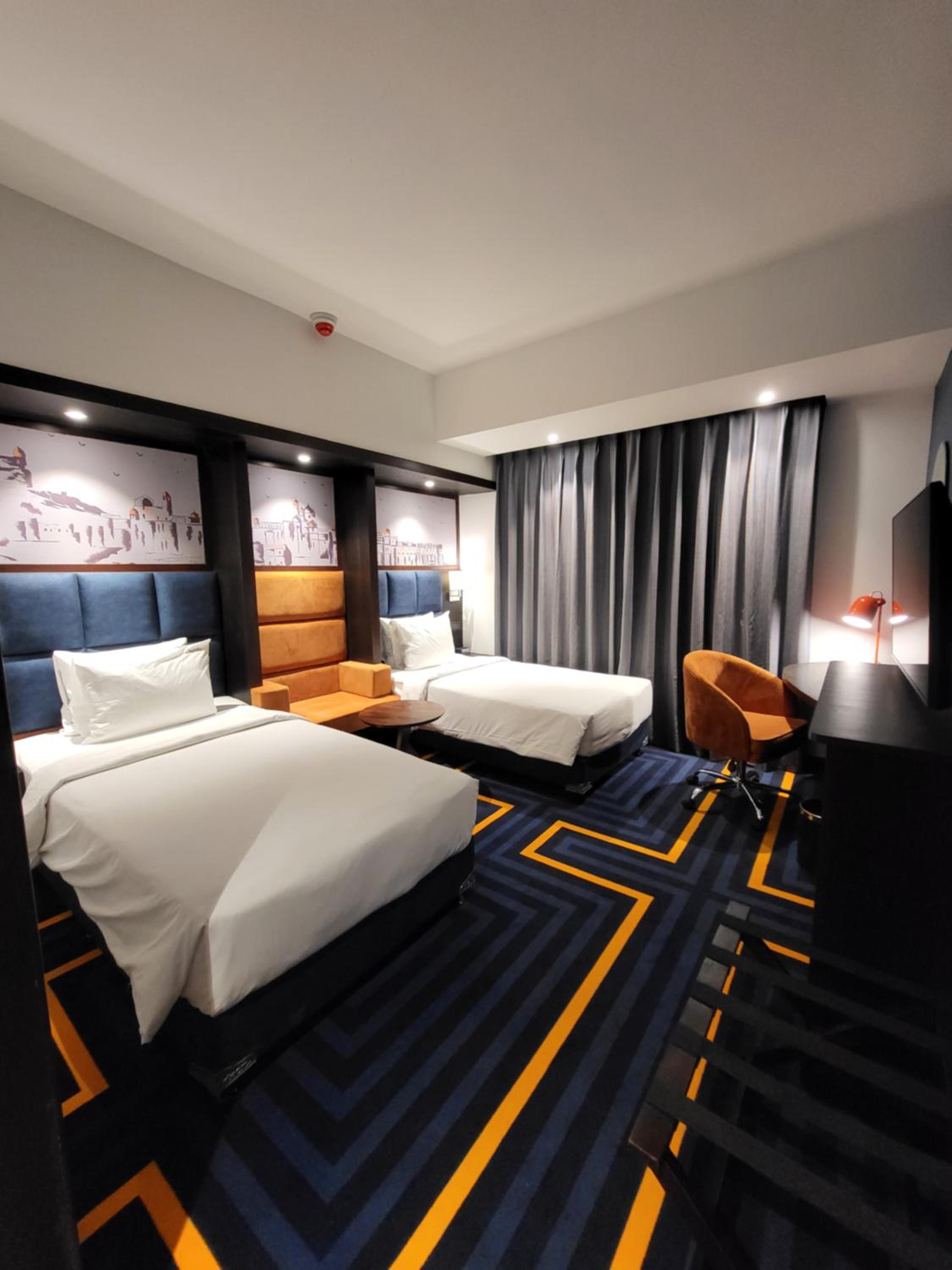 Standard Twin Room: Buy 1 get 1 Happy Hours (11 am-11pm) at Express Cafe & Bar, Rs 250 Meal Credit on purchase of Food & Soft Bev. of R s1000(T&C Apply), Complimentary Hi-Tea (4pm-6pm), 15%off on Cab Charges when prebooked atleast 1 day in advance - Photo 8