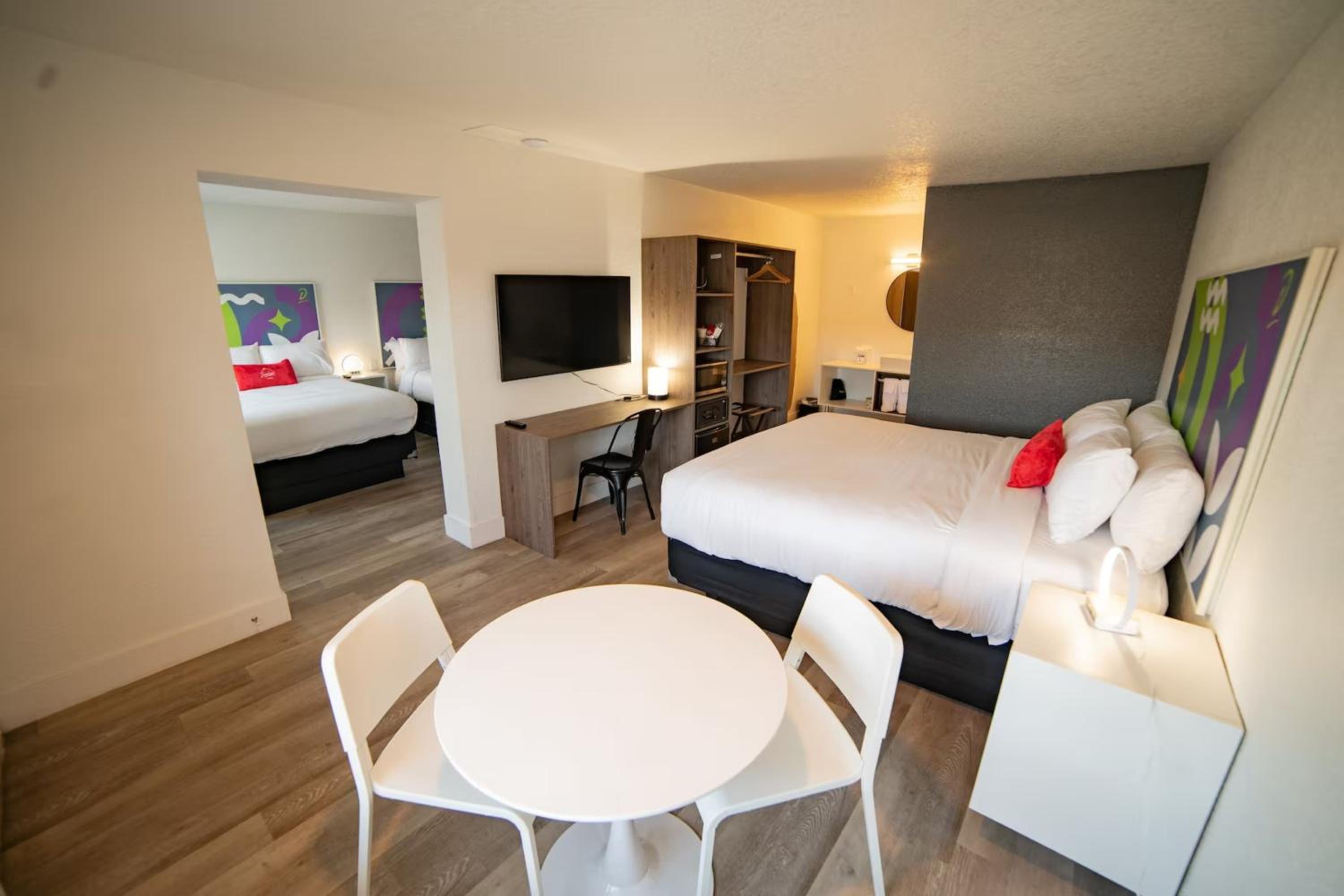 Junior Suite with One King Bed and Two Queen Beds, Non-Smoking - Photo 2