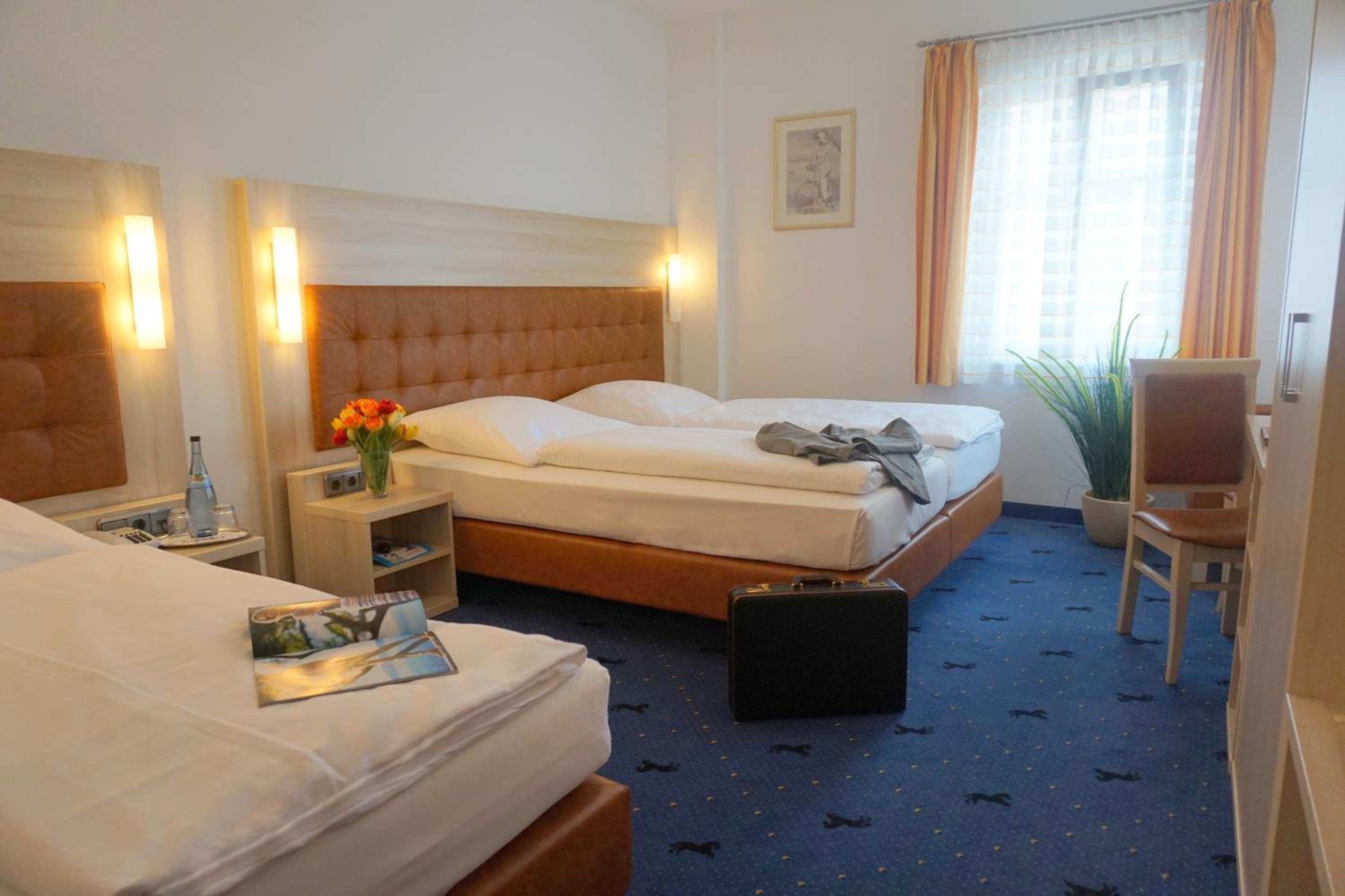 Economy Triple- in the historical main building (3-star category) photo 2