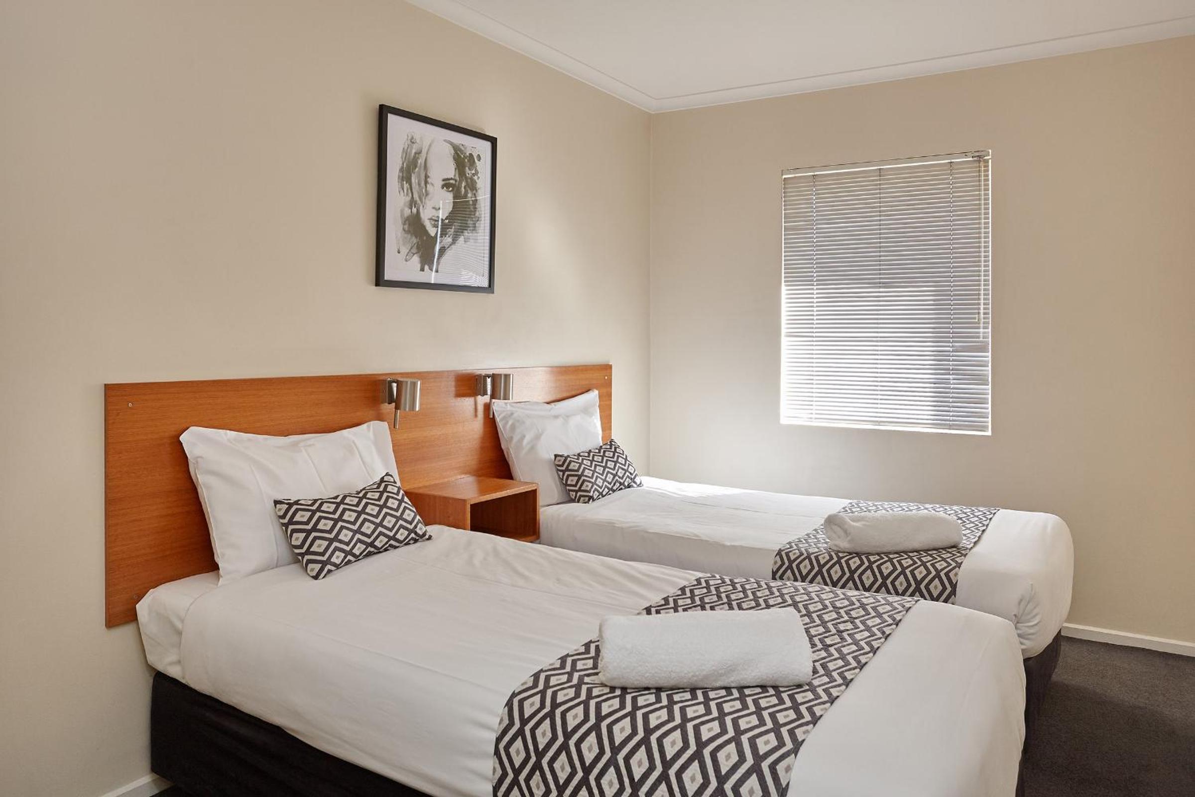 Two-Bedroom Apartment with shared Courtyard includes Free Parking and Wifi photo 2