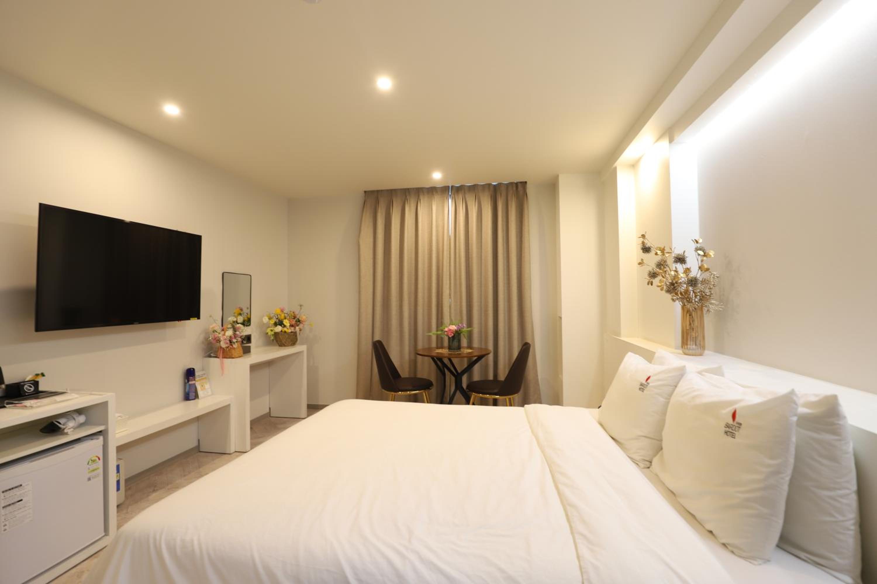 Standard Double Room - Photo 8