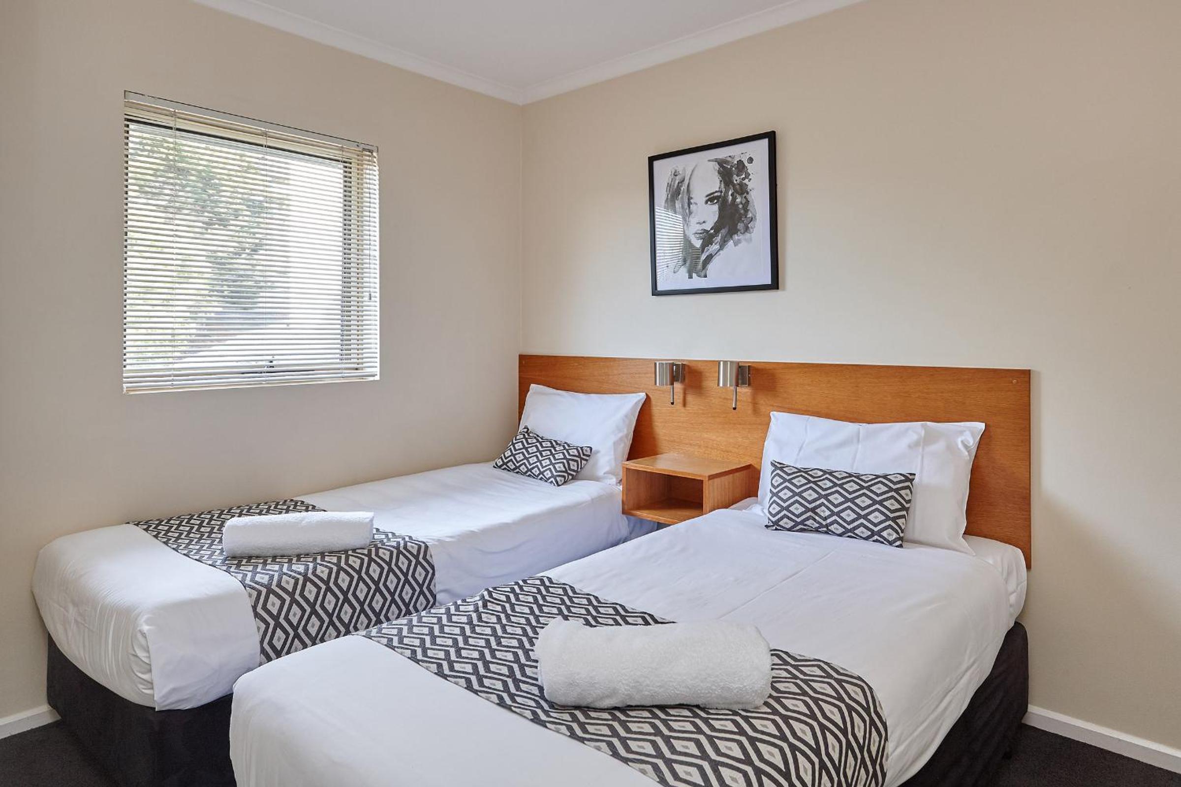 Three-Bedroom Apartment with Courtyard includes Free Parking and Wifi photo 3