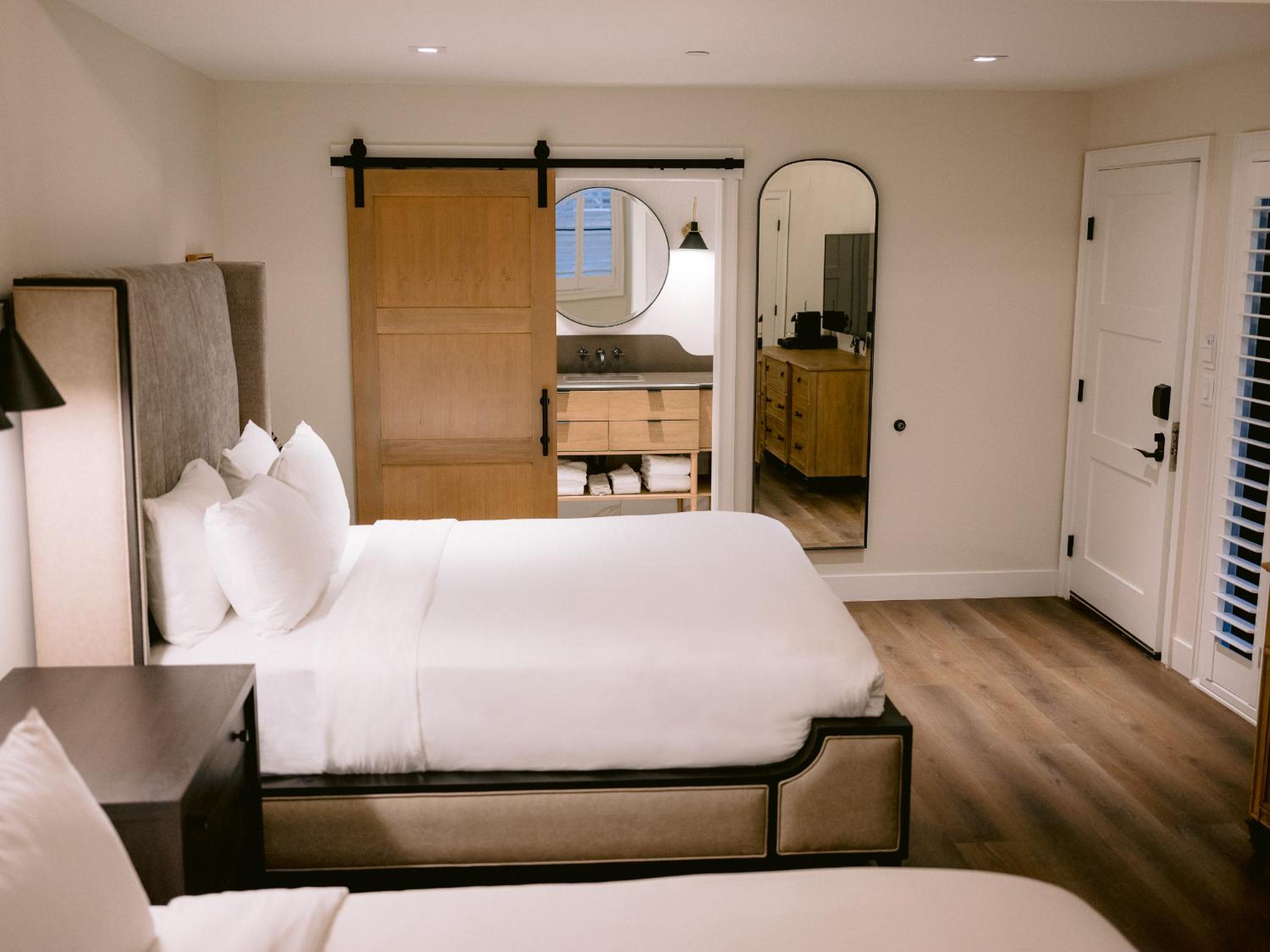 Queen Room photo 2