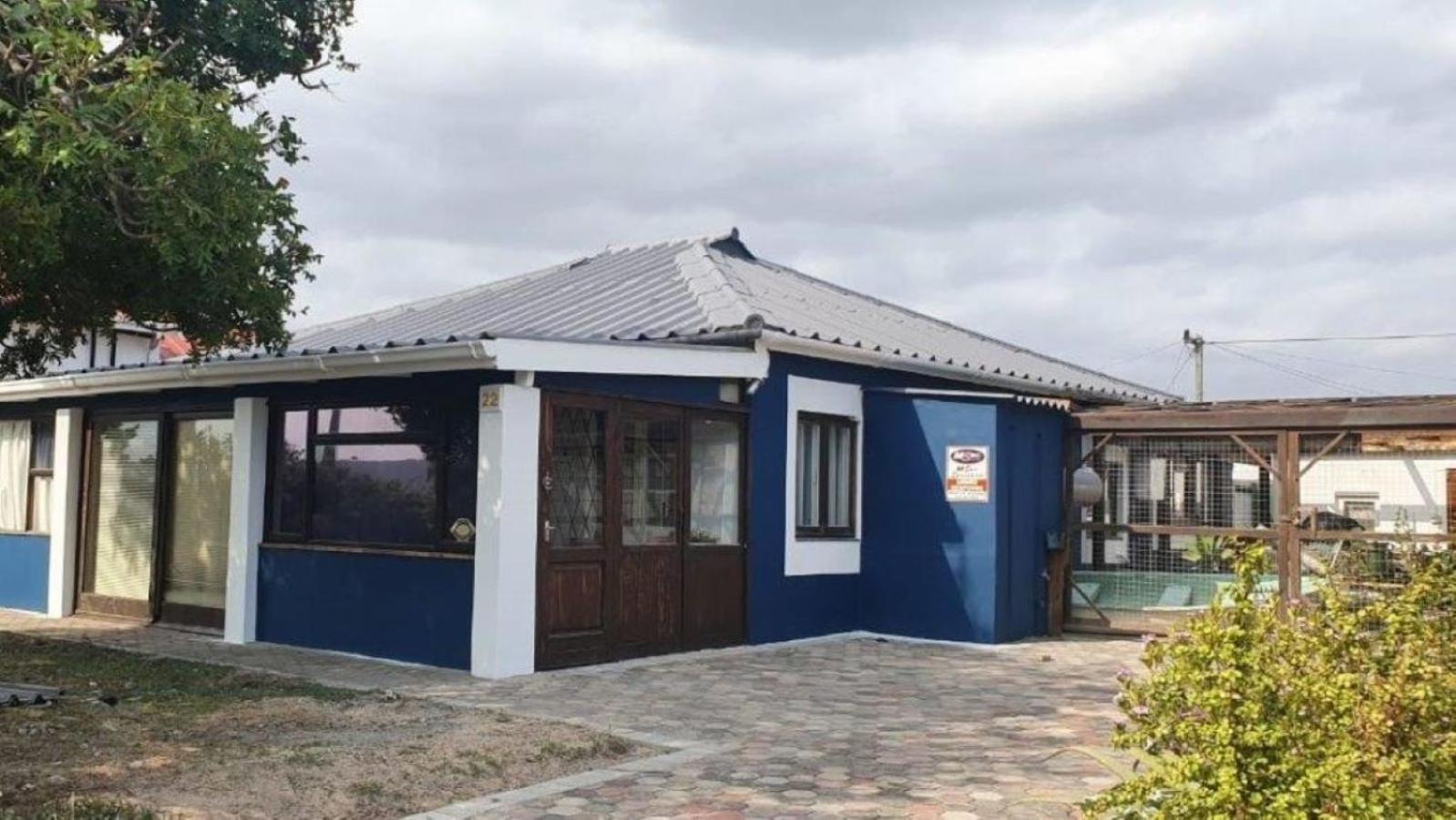 Three-Bedroom House photo 2