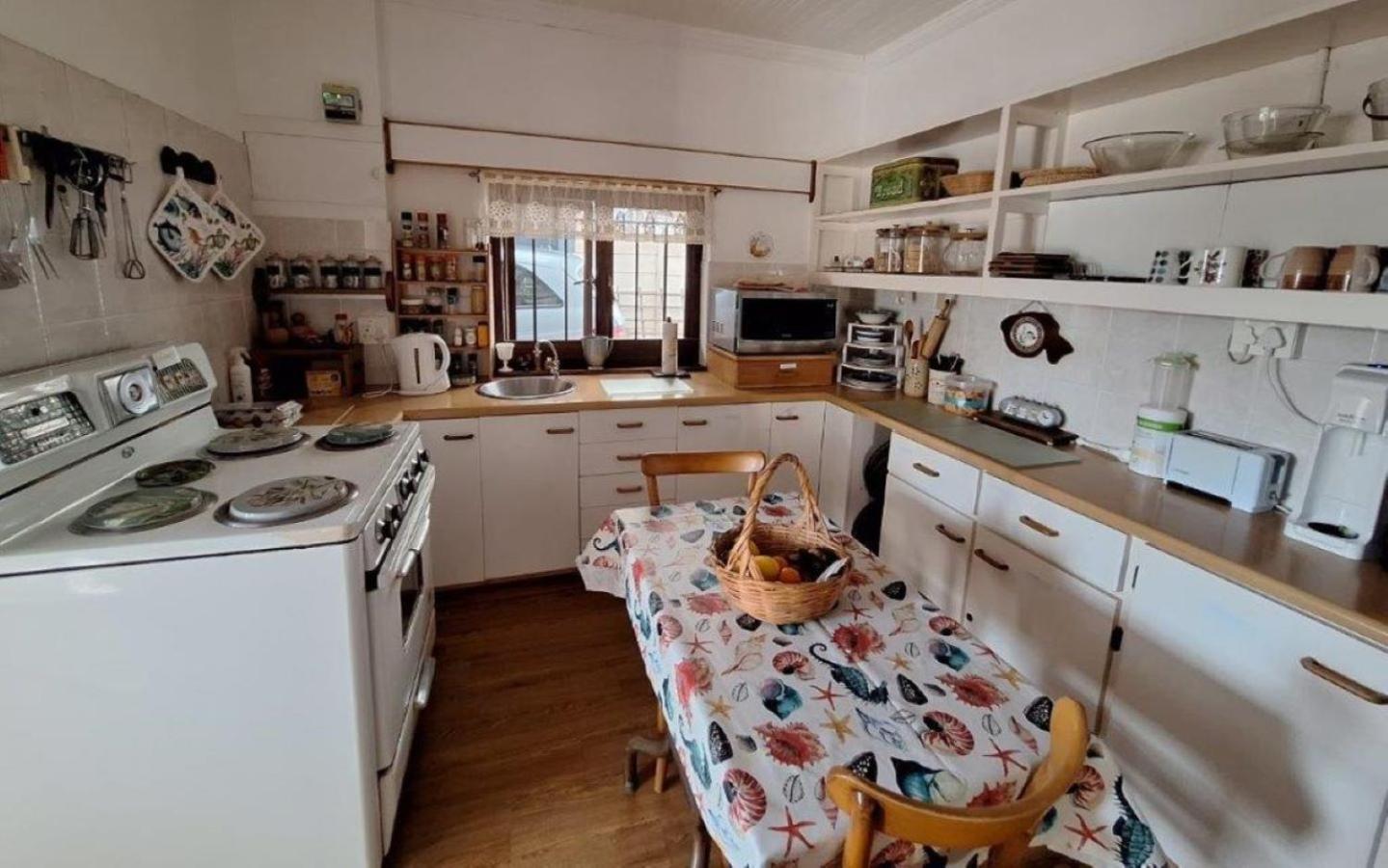 Three-Bedroom House photo 3