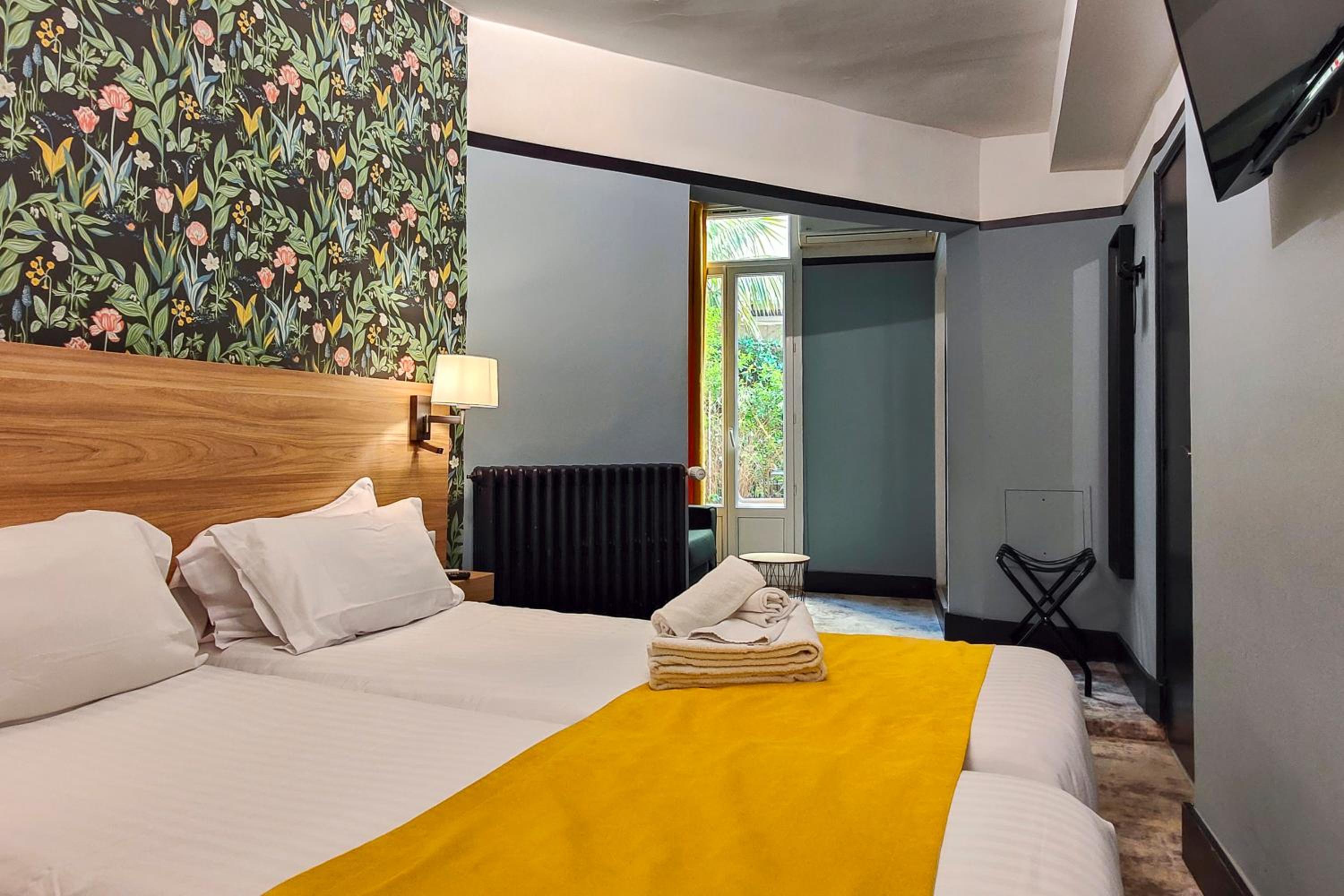 Executive Room with Balcony thumbnail 6