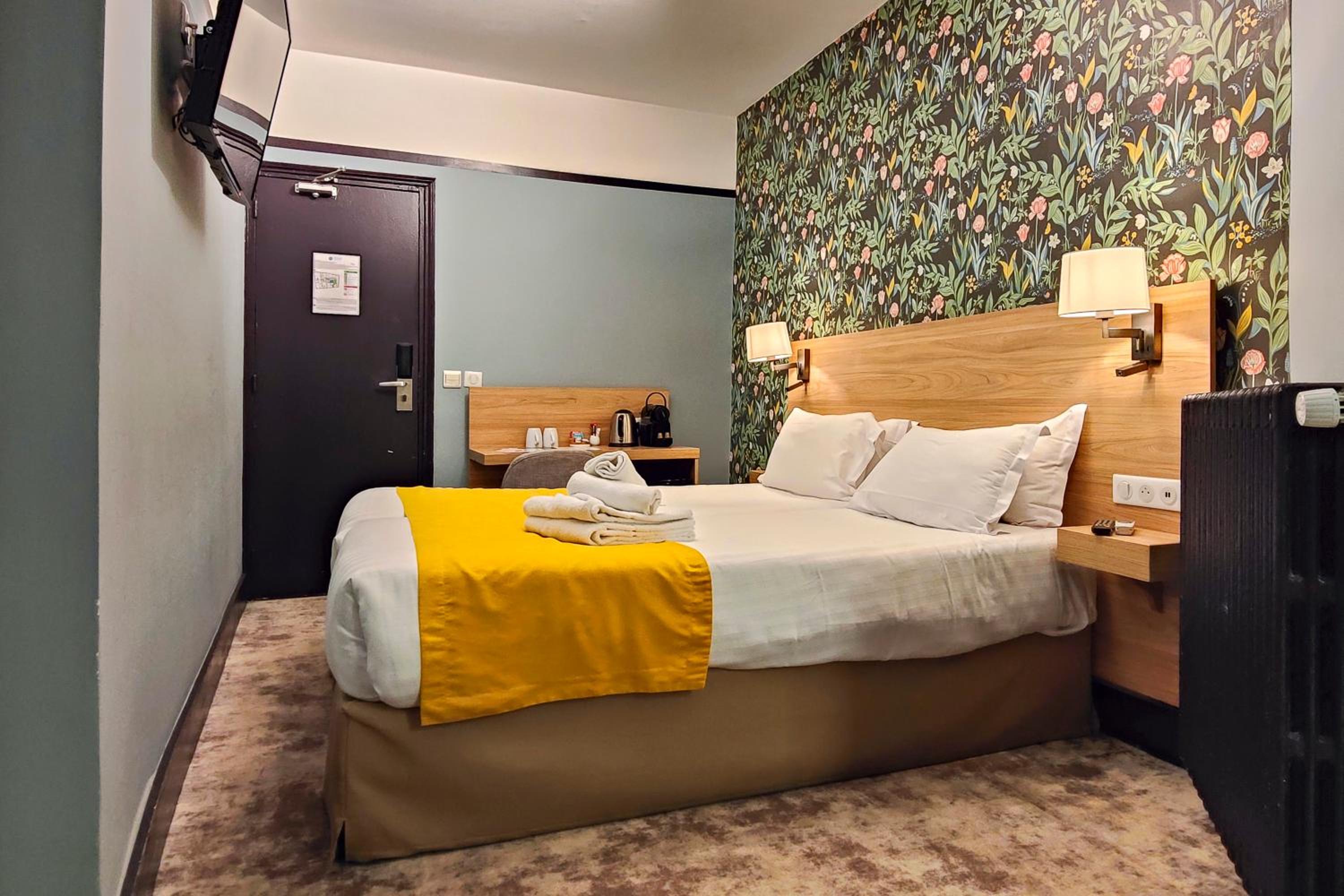 Executive Room with Balcony thumbnail 5