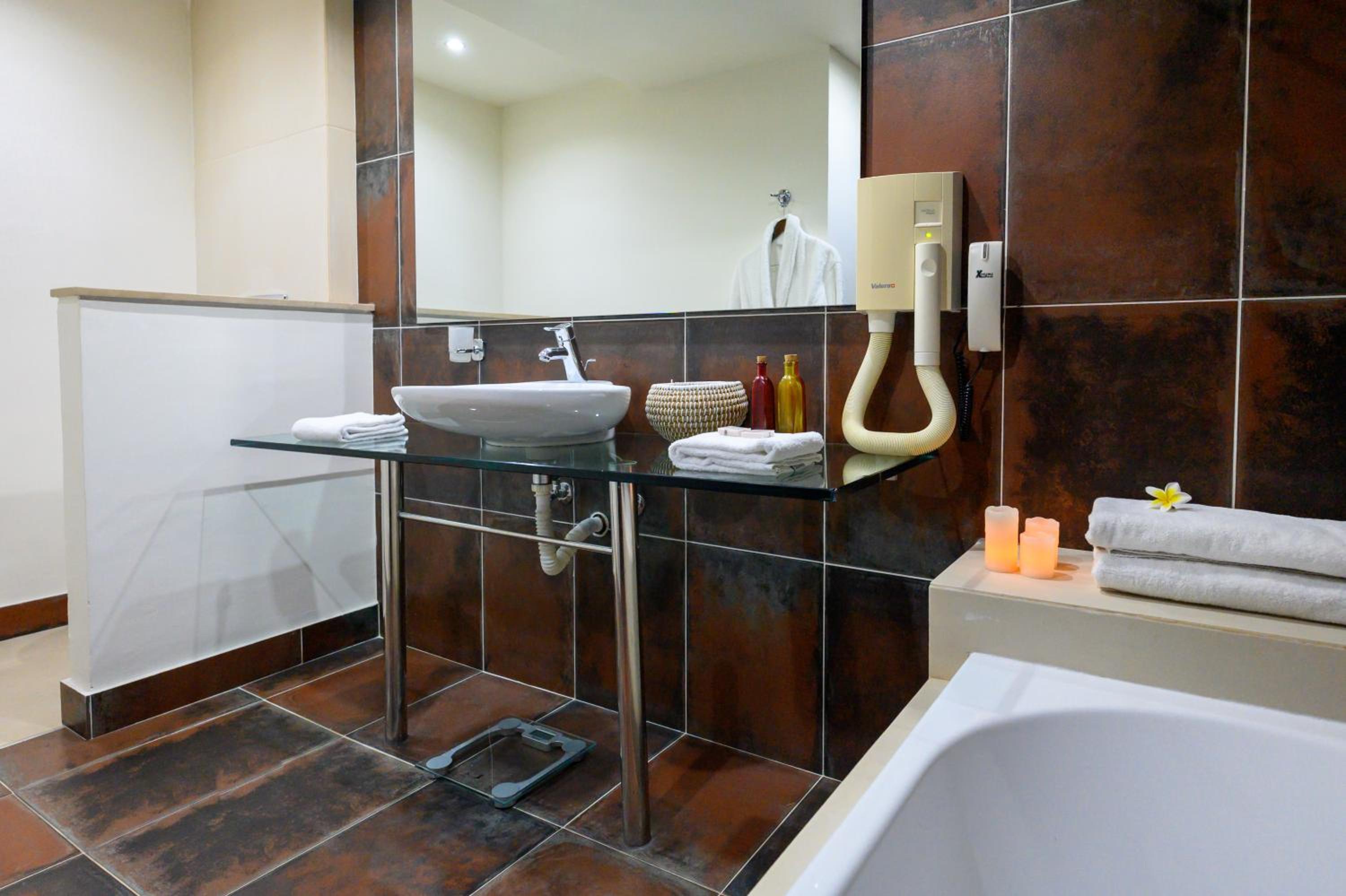 Deluxe Suite - Photo 6
