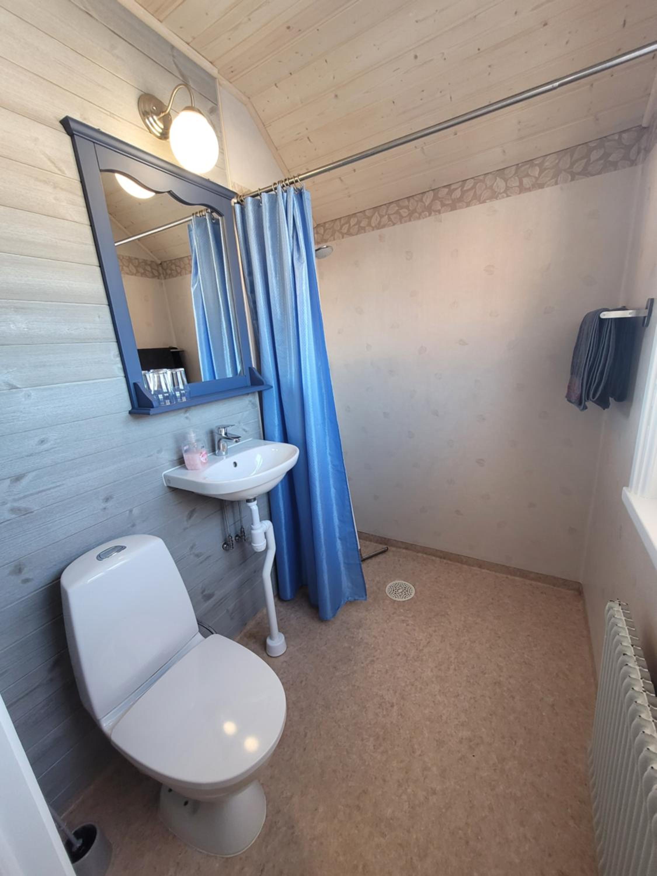 Family Room with Private Bathroom photo 3